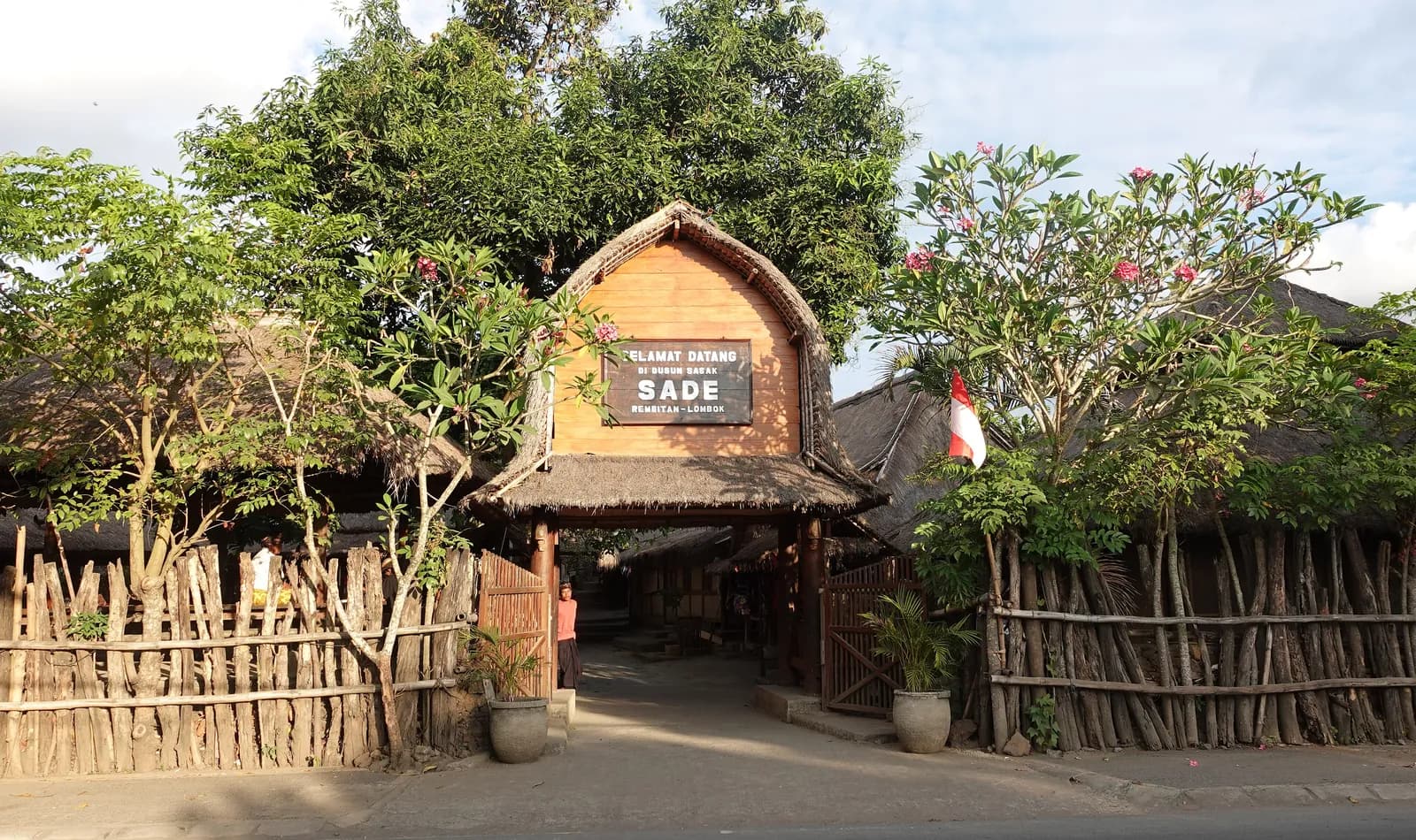 Entrée du village traditionnel sasak de Sade, avec son toit de lumbung en chaume