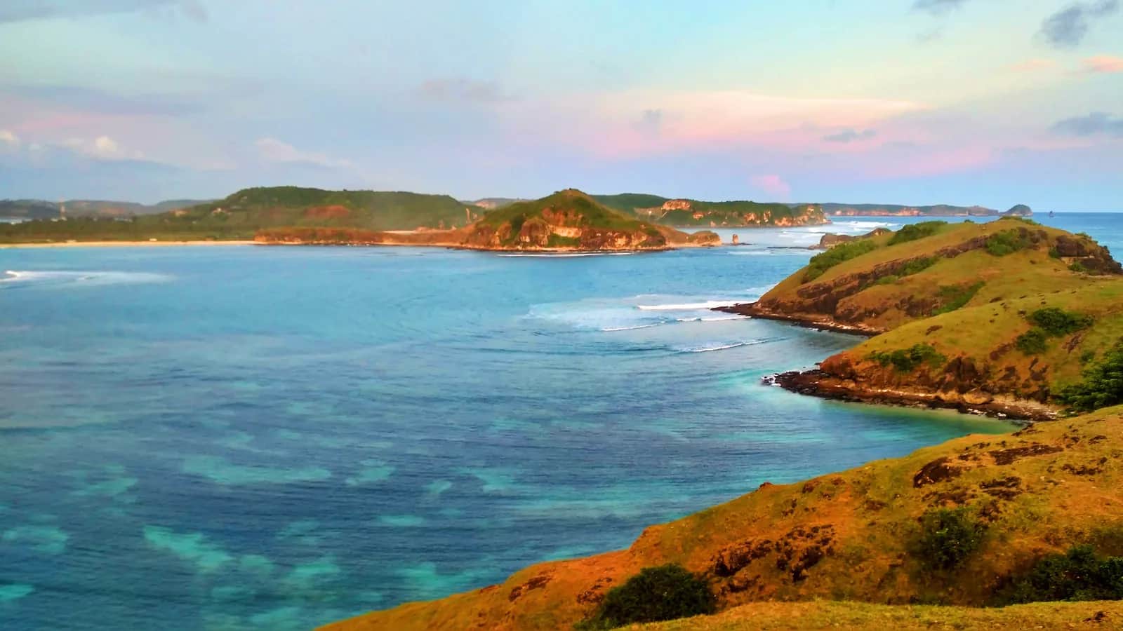 Baie de Tanjung Aan et ses eaux turquoise vues de la colline Merese, près de Kuta Lombok