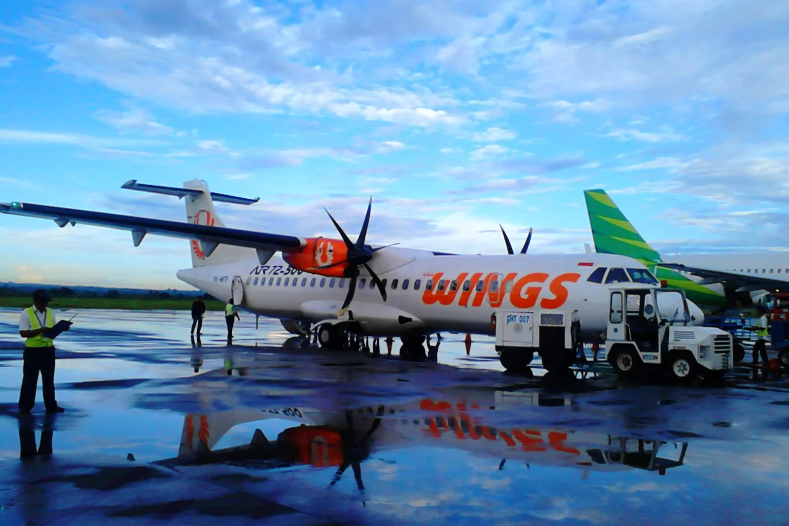 Avion à hélices ATR 72 de Wings Air sur le tarmac de l'aéroport international de Lombok