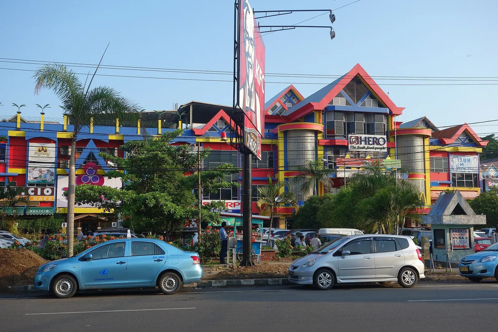 Centre commercial avec supermarché Hero dans le centre de Mataram, à Lombok