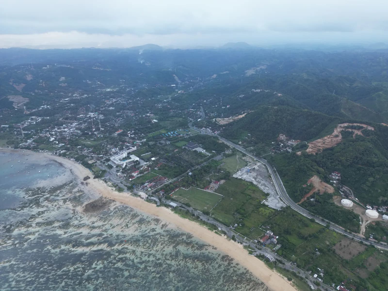 Vue aérienne de la côte de Mandalika, avec la plage, le récif et les constructions du sud de Lombok