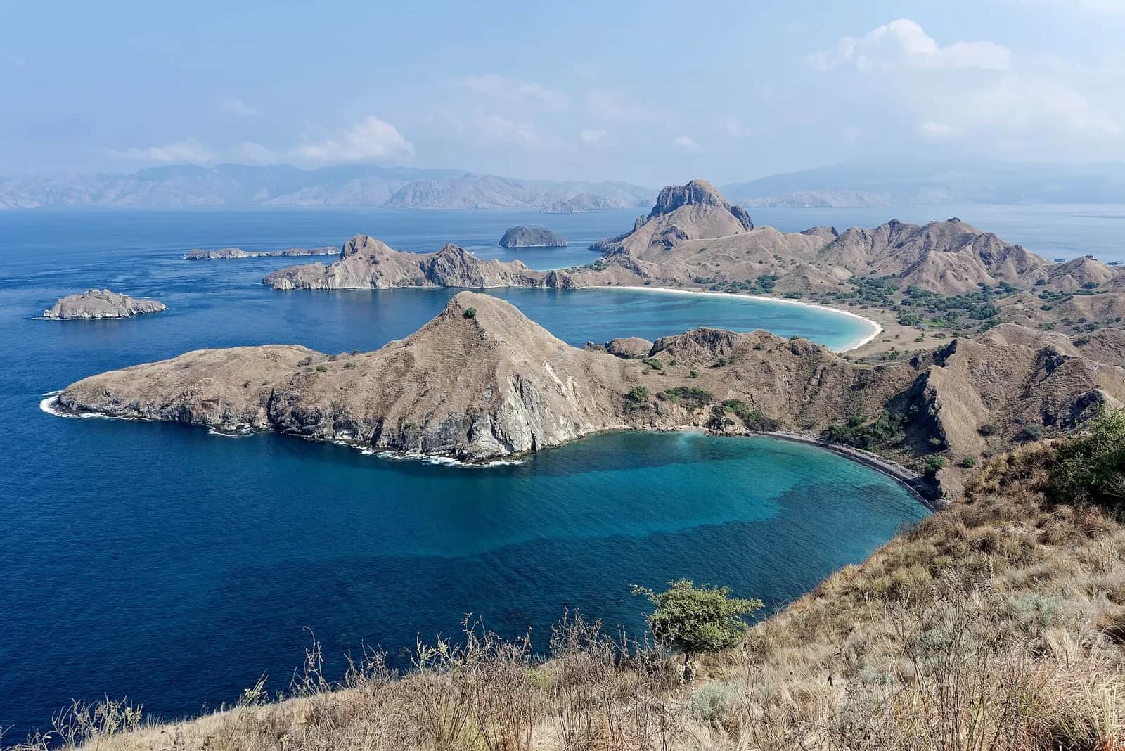 Les baies de l'île de Padar vues du sommet, parc national de Komodo, Flores