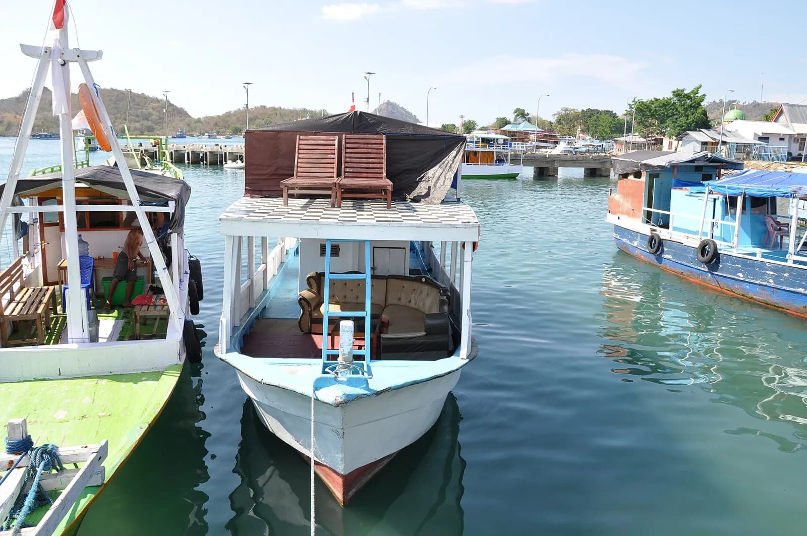 Bateaux touristiques en bois amarrés dans le port de Labuan Bajo, Flores