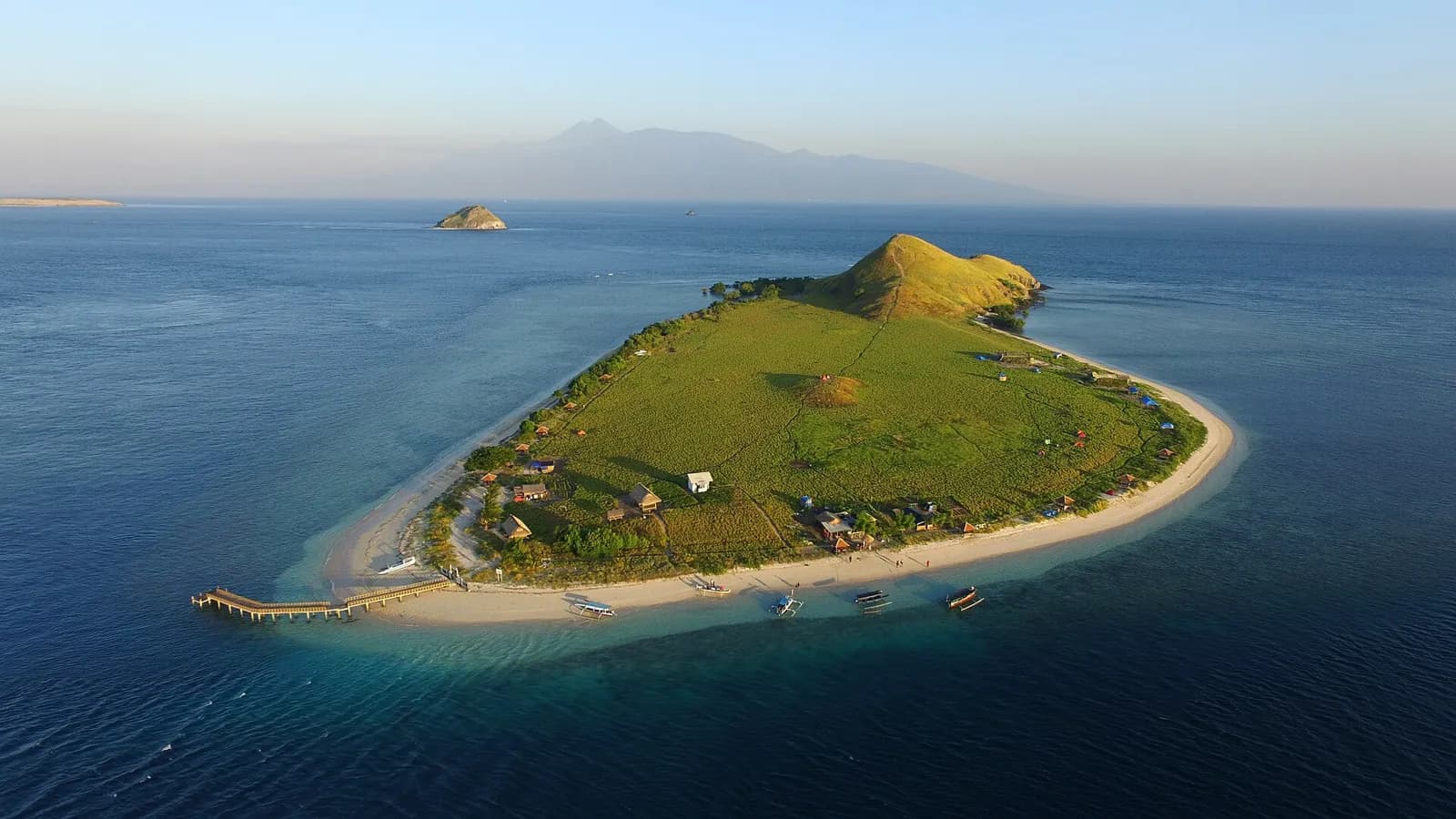Vue aérienne de la petite île de Kenawa, à l'ouest de Sumbawa, avec le Rinjani au fond