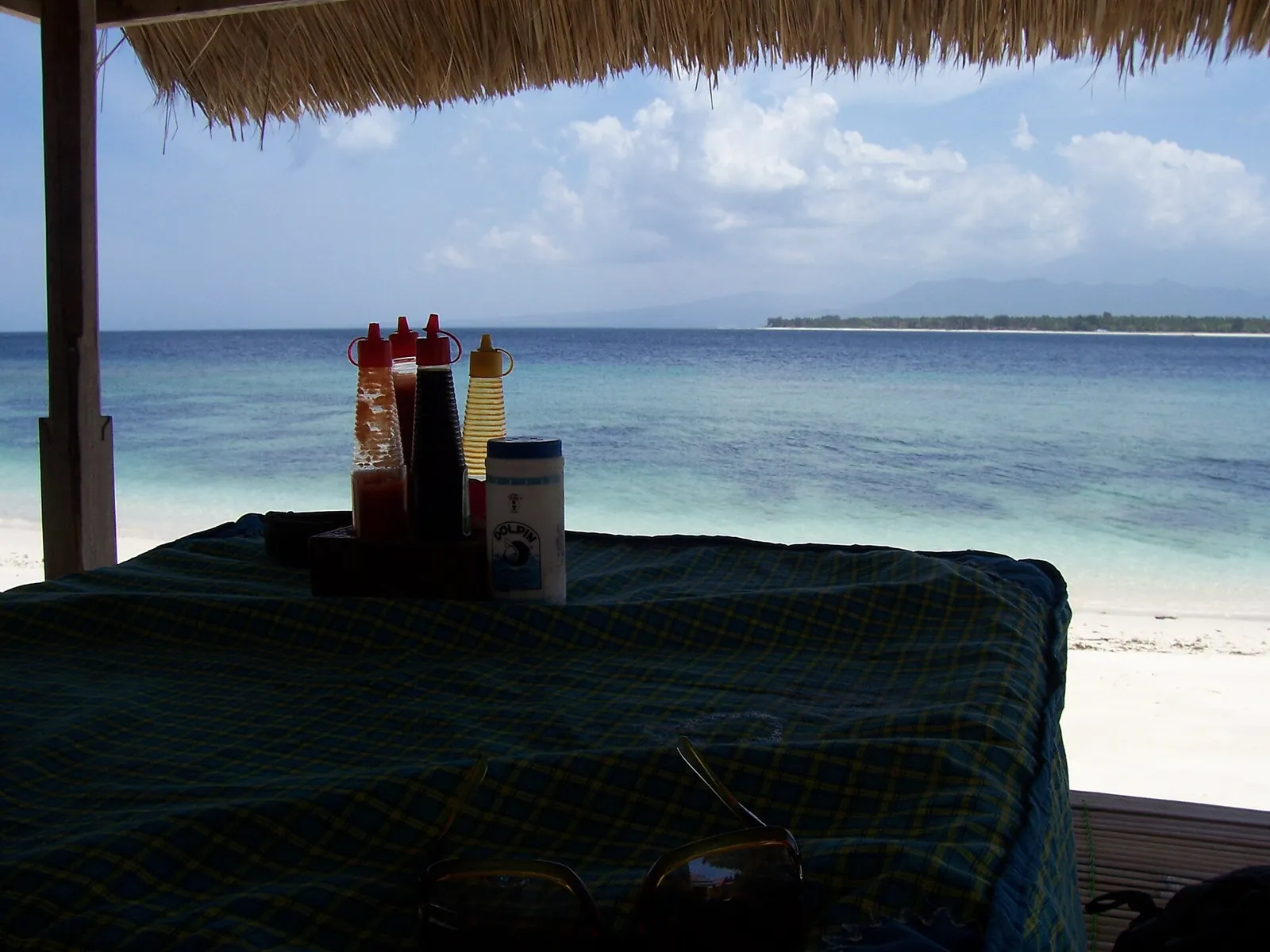Vue sur la mer et le sable blanc depuis un café de plage de Gili Air