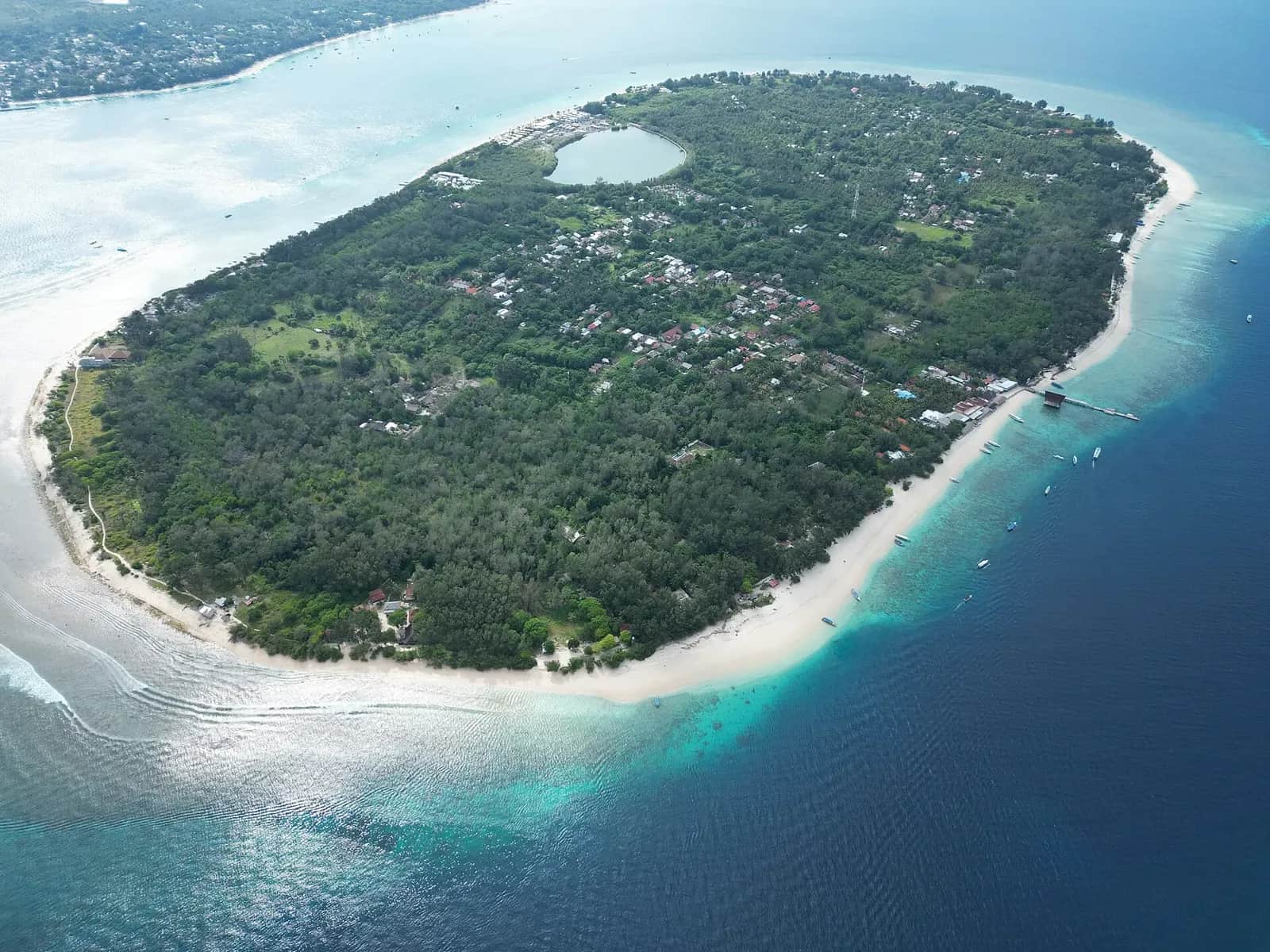 Vue aérienne de Gili Meno avec son lac salé, sa plage blanche et son ponton, face à Gili Trawangan