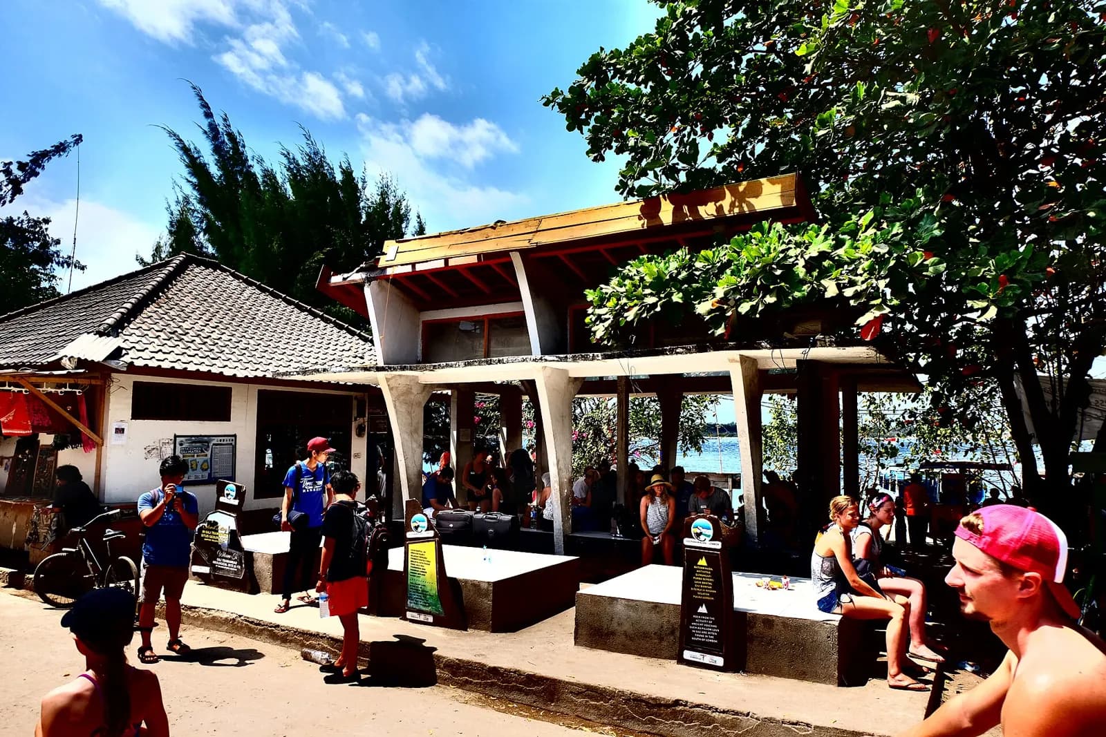 Voyageurs devant la gare maritime des passagers du port public de Gili Trawangan