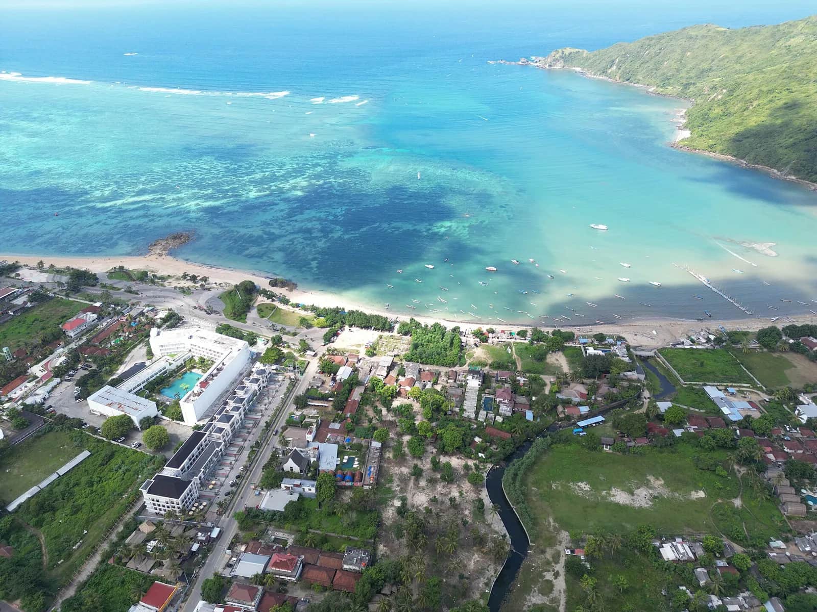 Vue aérienne de la baie et du village de Kuta, au sud de Lombok, avec le récif et les toits du village