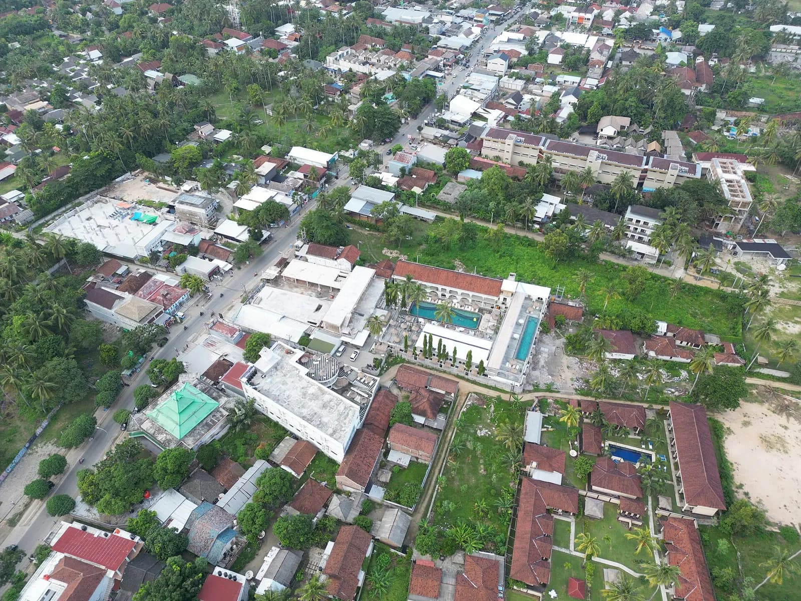 Vue aérienne d'hôtels et de guest houses avec piscines dans le centre de Kuta, à Lombok