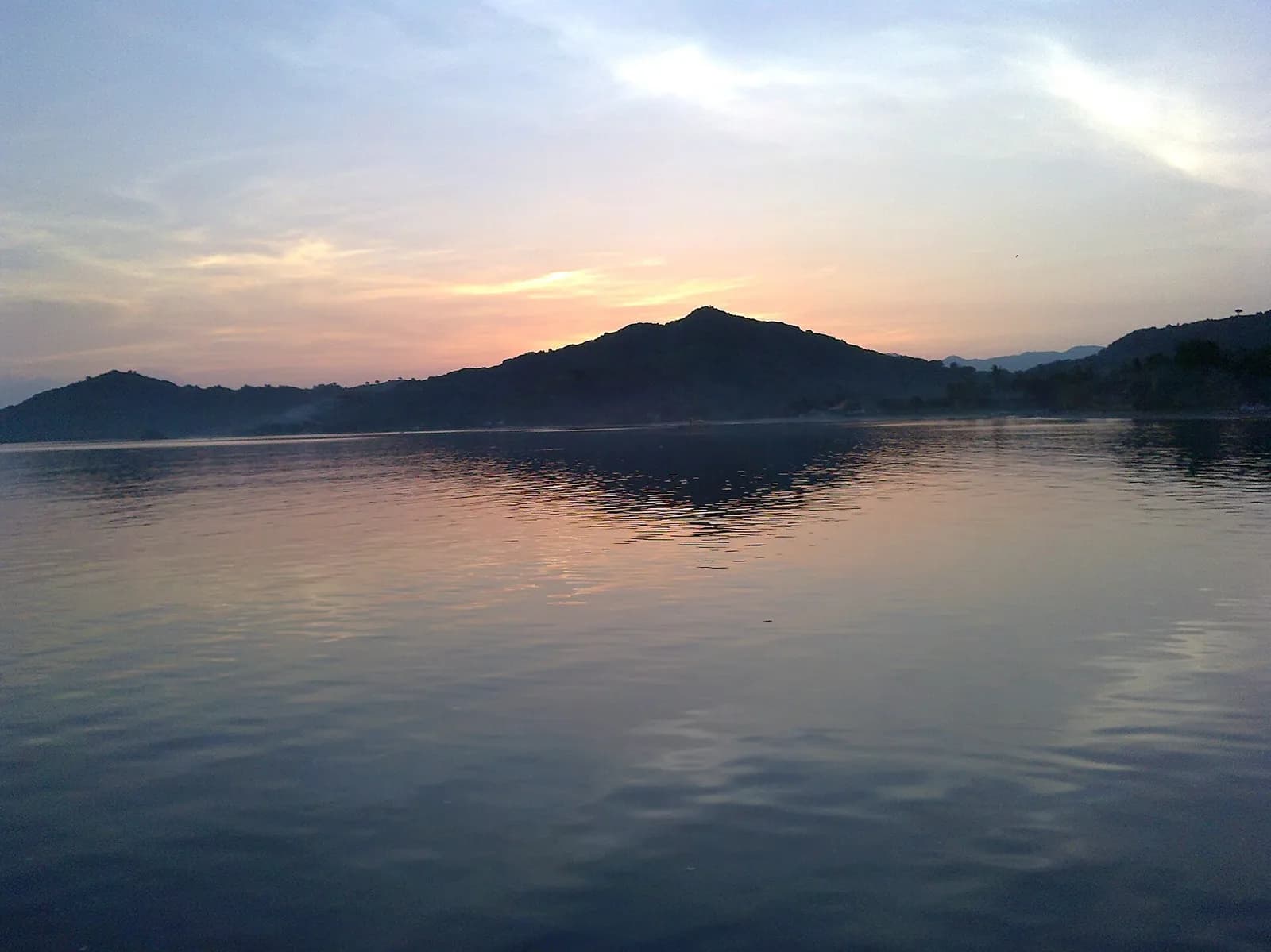 Lever de soleil sur la baie de Sekotong, au sud-ouest de Lombok, avec les collines en contre-jour