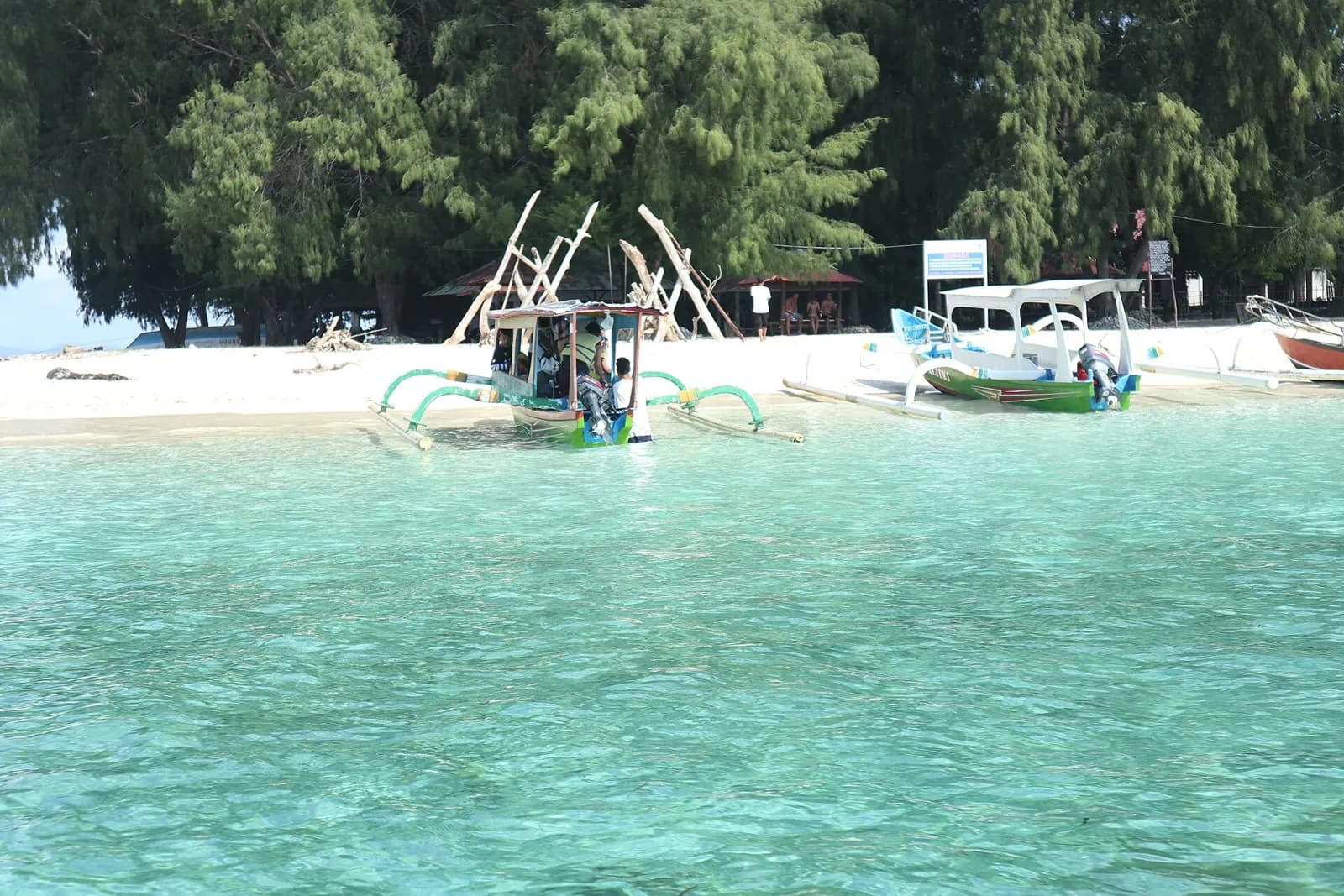 Bateaux sur le sable blanc et l'eau turquoise de Gili Nanggu, au large de Sekotong, Lombok