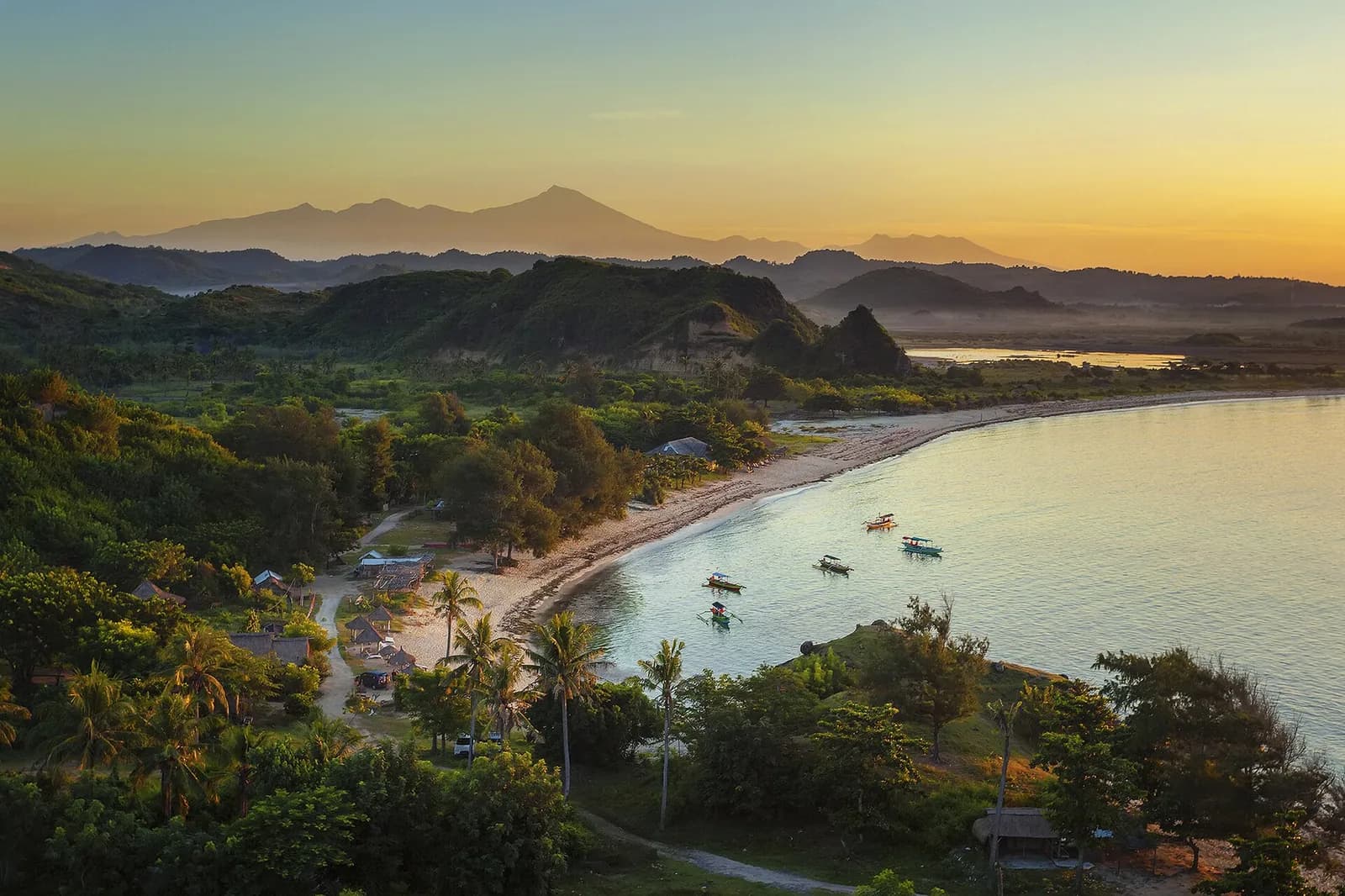 La côte de Kuta Lombok vue depuis la colline de Merese dans la lumière dorée du matin