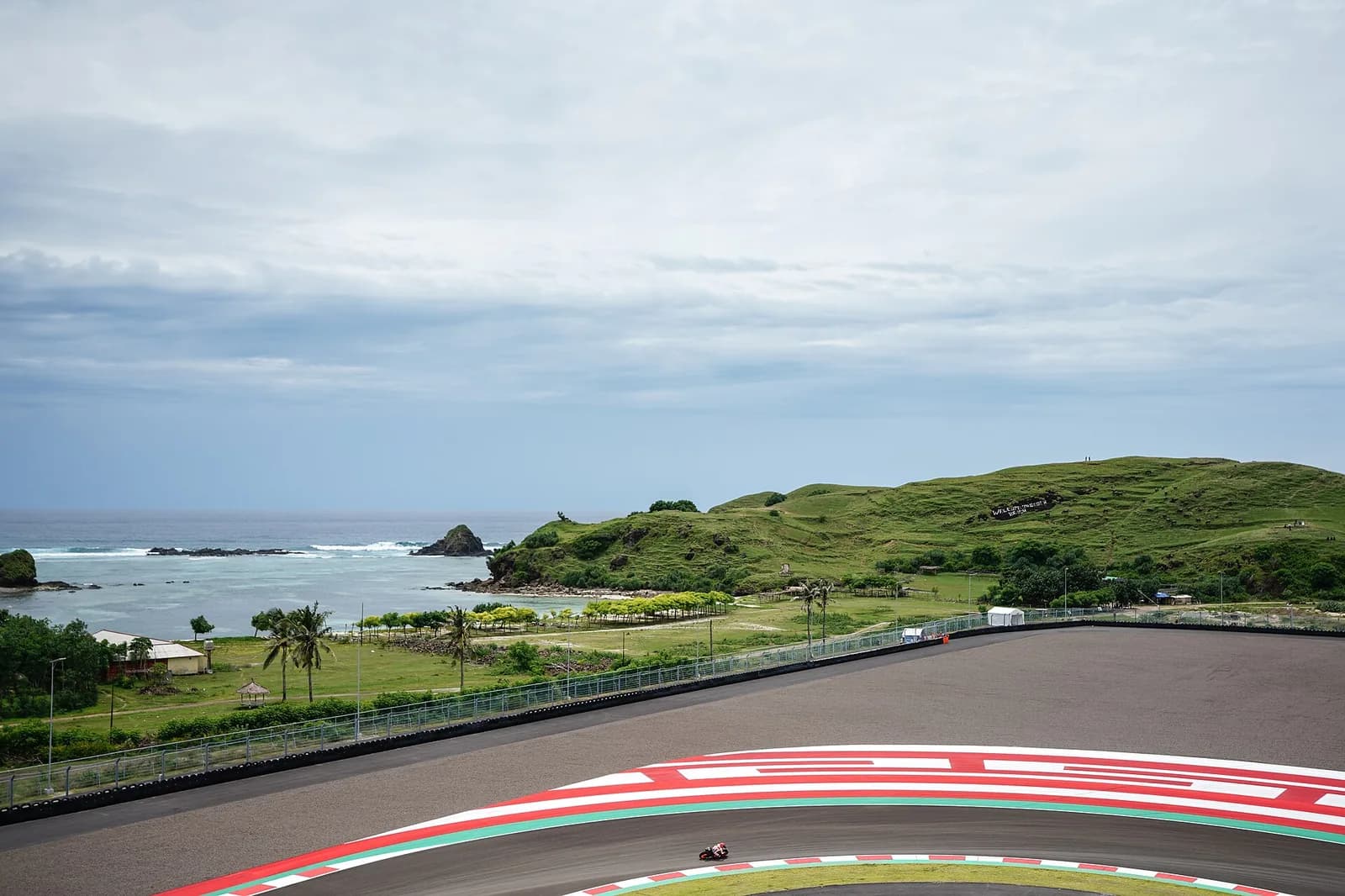 Virage du circuit international de Mandalika en bord de mer, à Lombok