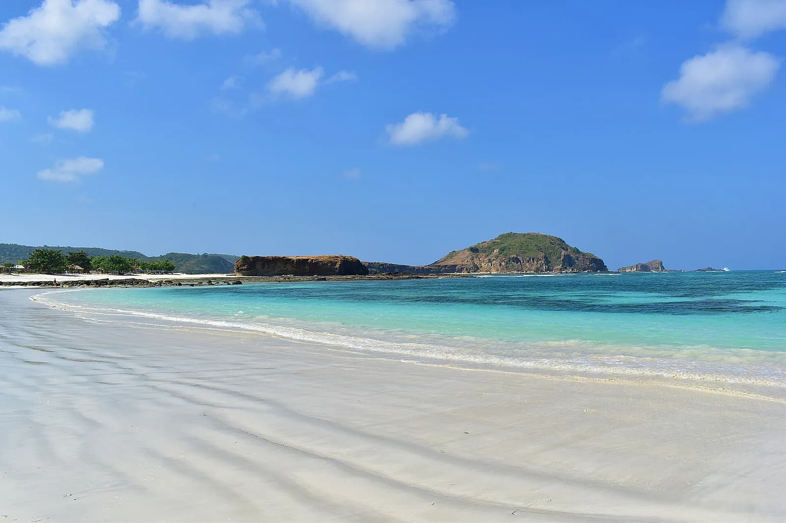 Sable blanc et eau turquoise de la plage de Tanjung Aan, près de Kuta Lombok