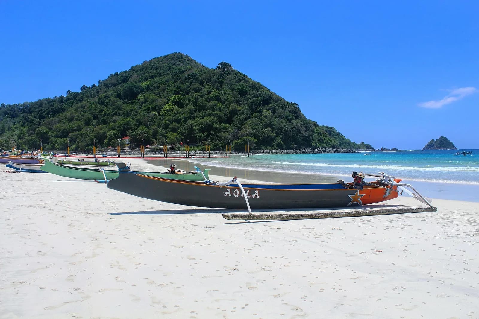 Pirogue à balancier sur le sable blanc de la plage de Selong Belanak, au sud de Lombok