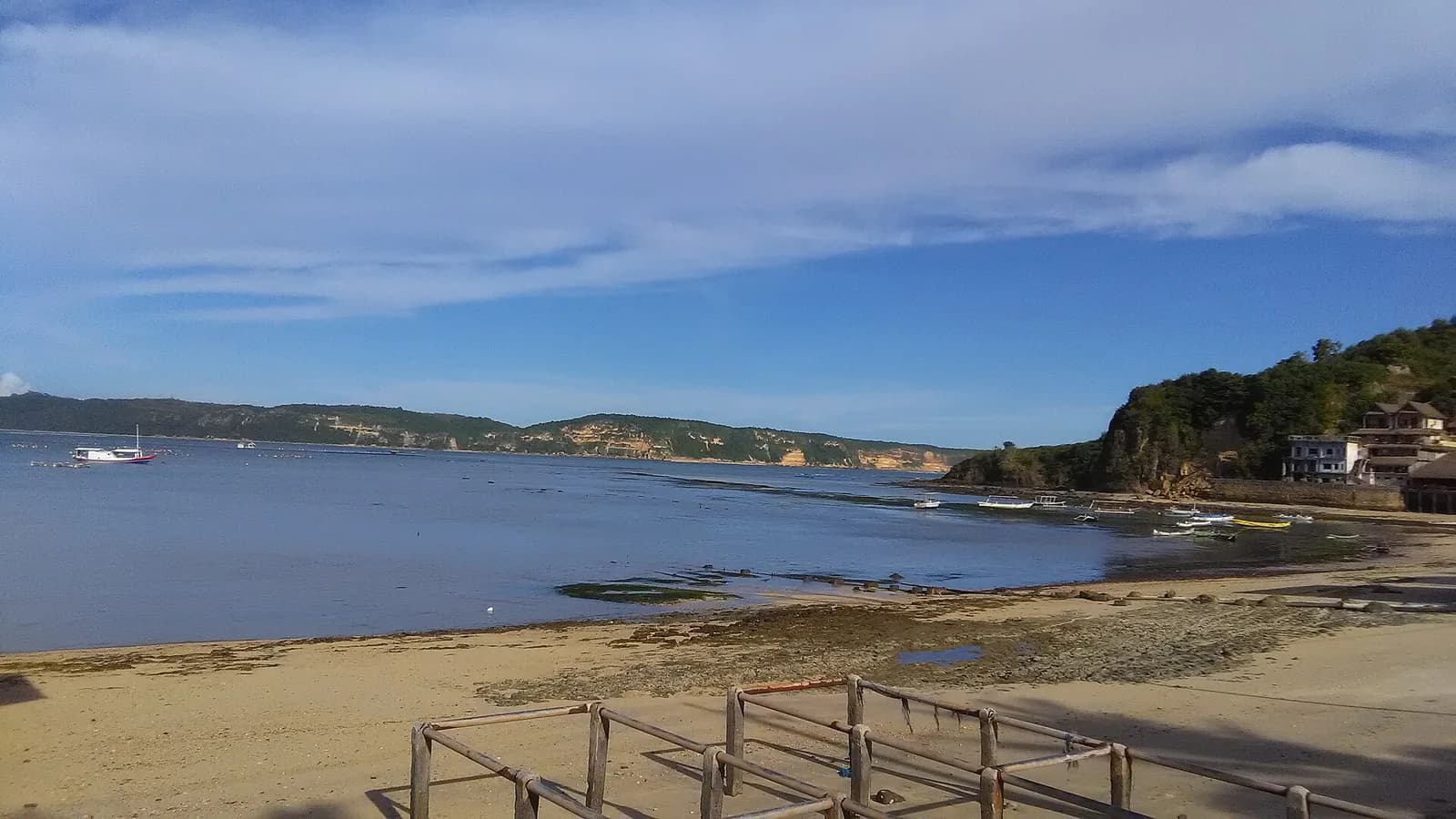 Baie de Gerupuk à marée basse, au sud de Lombok, avec ses bateaux amarrés au pied de la falaise