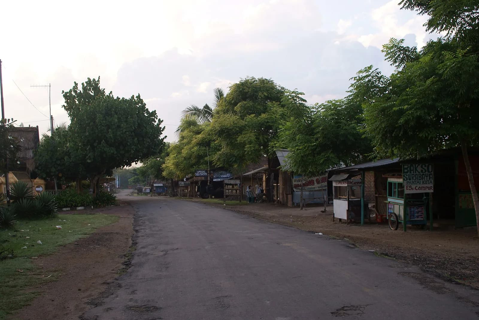 La rue principale de Kuta, dans le sud de Lombok, bordée d'arbres et de petits commerces