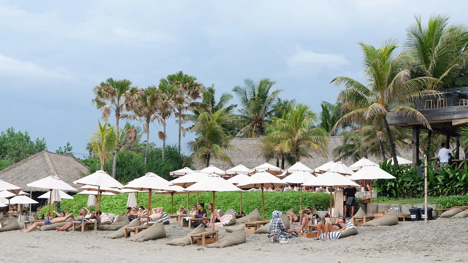 Transats et parasols sur la plage de Canggu, à Bali