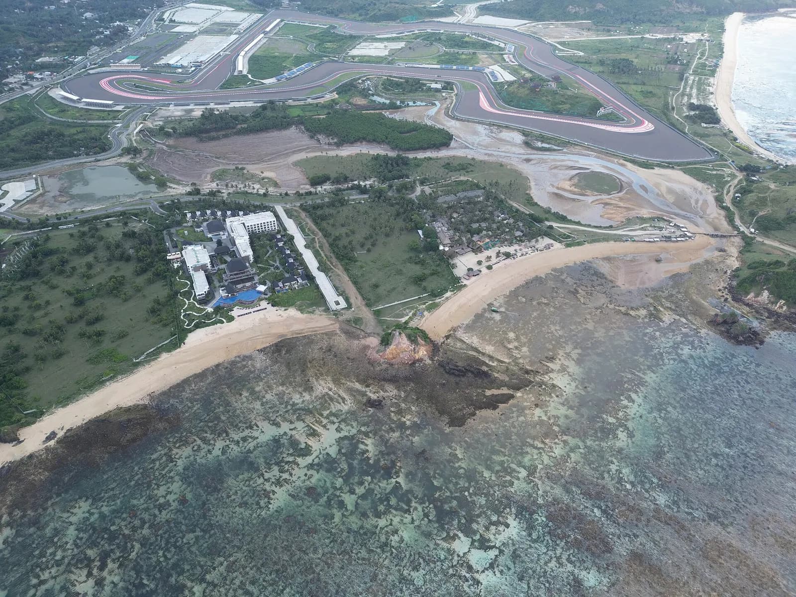 Vue aérienne du circuit de Mandalika, d'un resort et du récif en bord de mer, sur la côte sud de Lombok