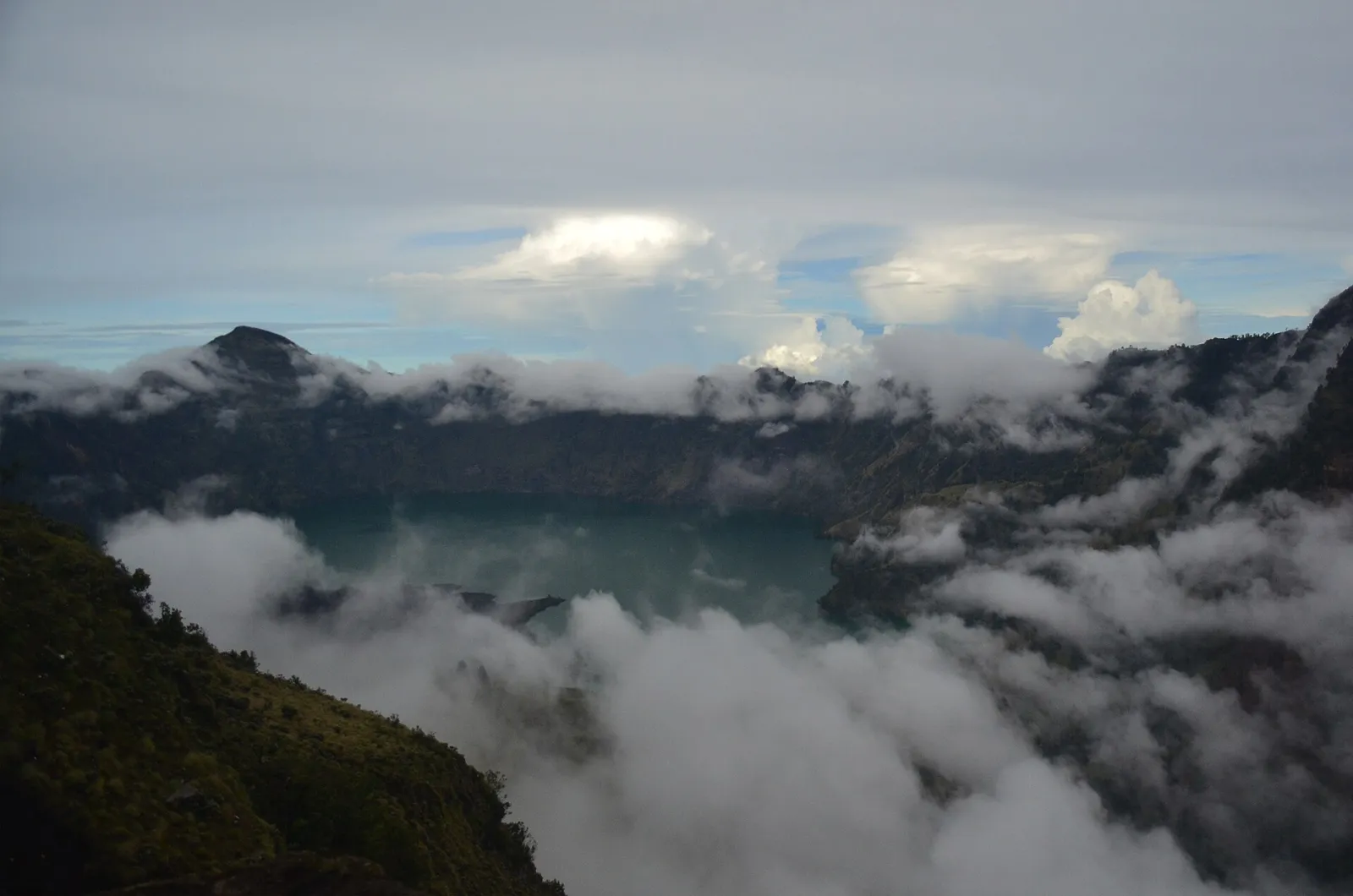 Nuages montant dans la caldeira du Rinjani au-dessus du lac Segara Anak, à Lombok