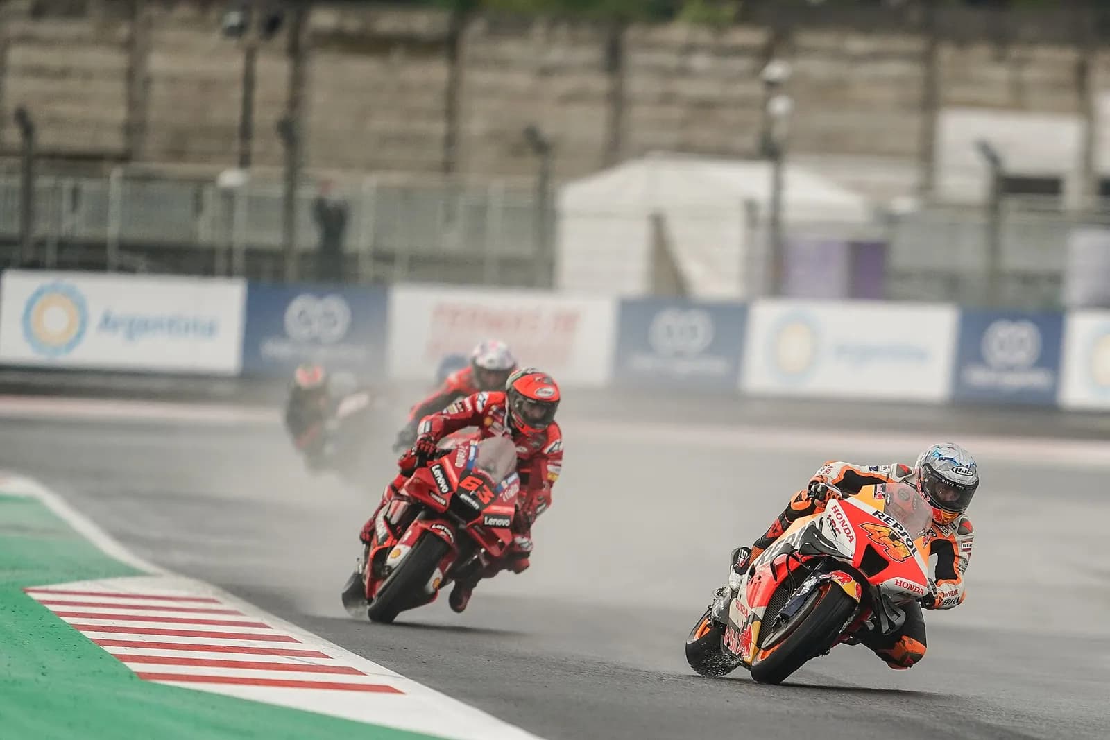 Pol Espargaro, Francesco Bagnaia, Aleix Espargaro et Darryn Binder lors de la course MotoGP sous la pluie à Mandalika en 2022