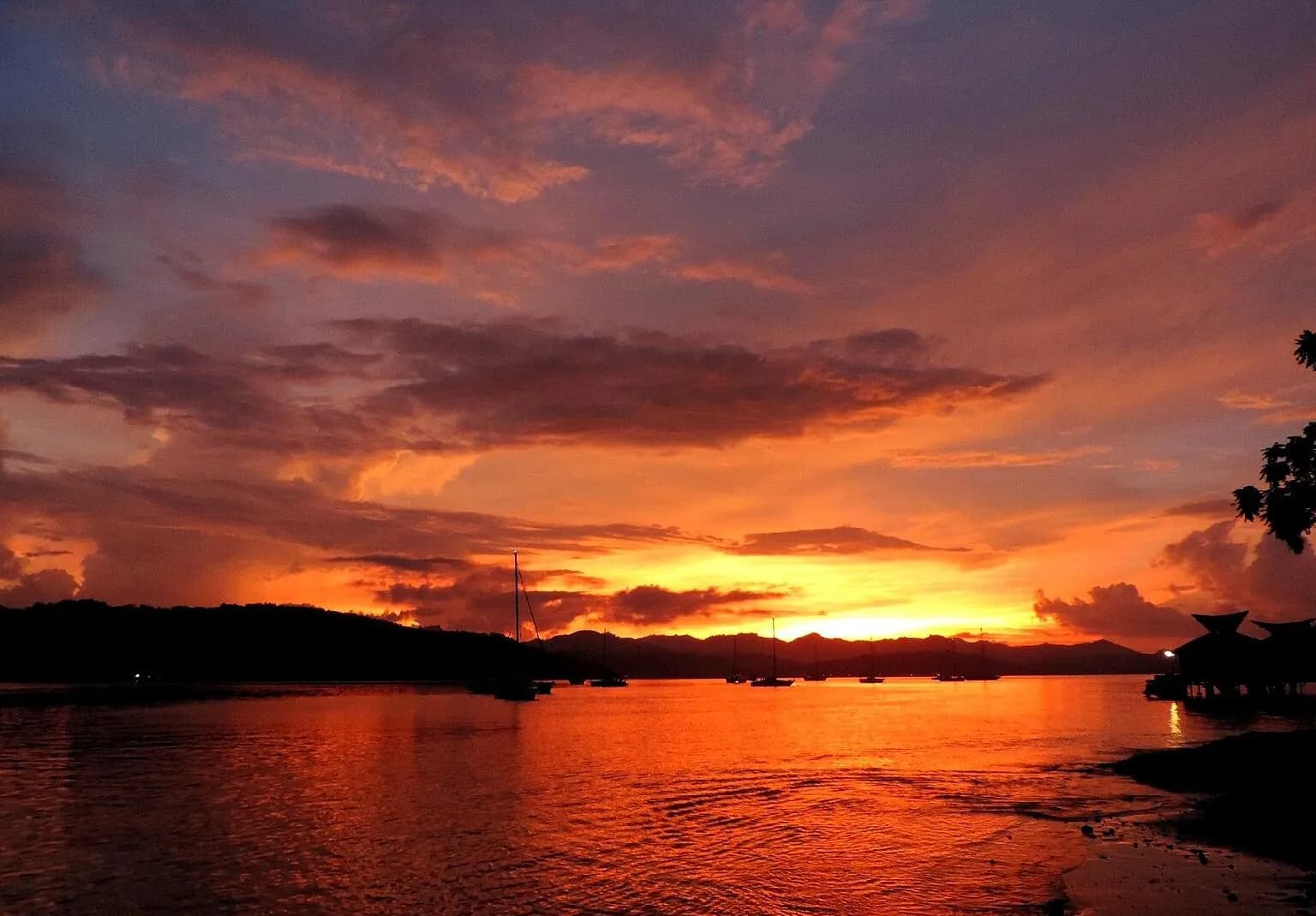 Coucher de soleil sur la baie de Gili Gede, dans la région de Sekotong, au sud-ouest de Lombok