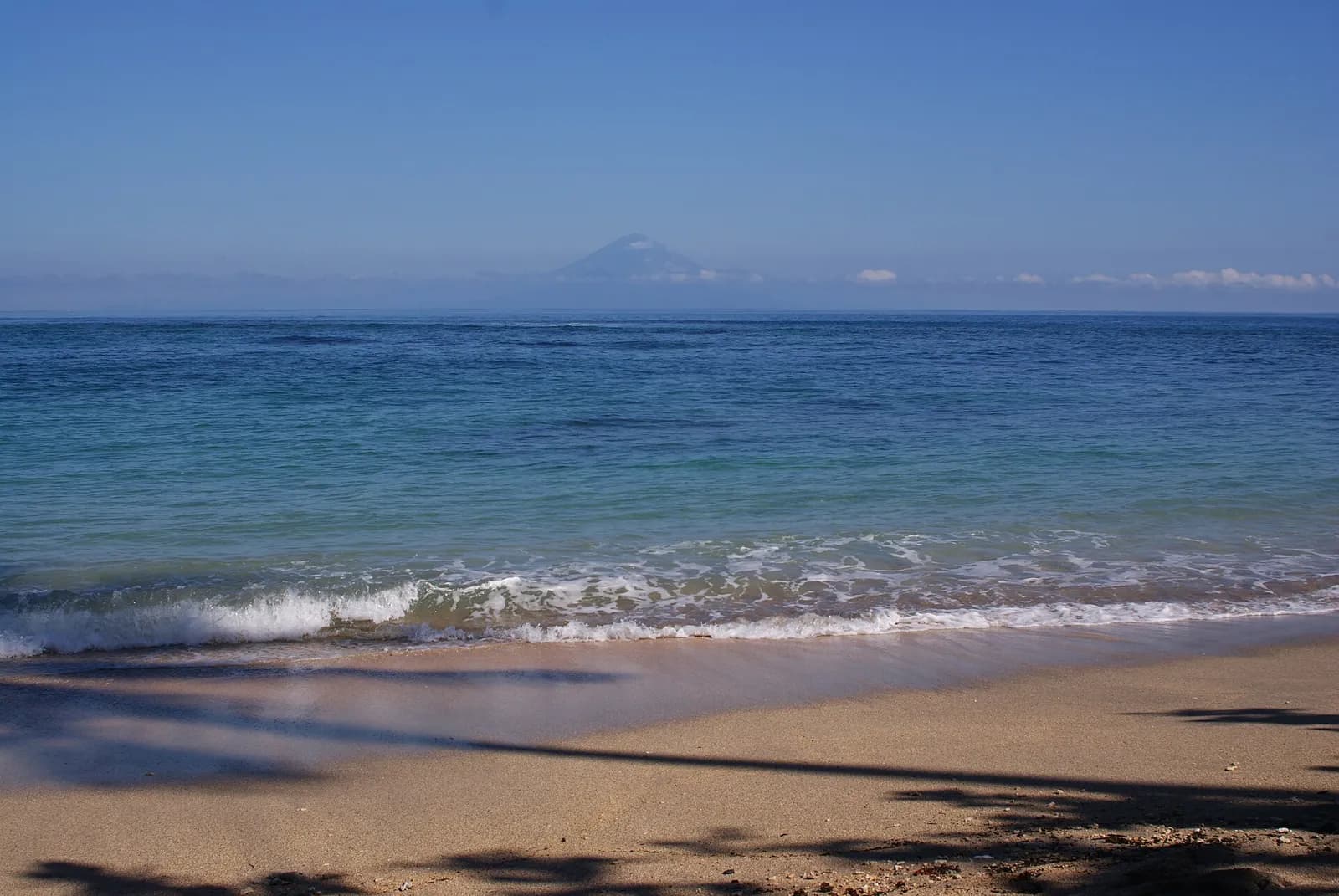 Plage de Senggigi, côte ouest de Lombok, avec le mont Agung de Bali à l'horizon