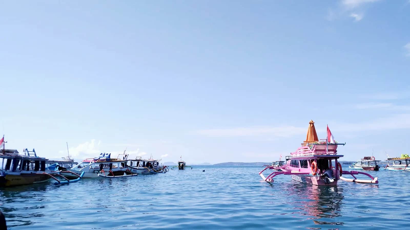 Bateaux de pêche et de promenade au départ du quai de Tanjung Luar, à l'est de Lombok, pour rejoindre Pink Beach