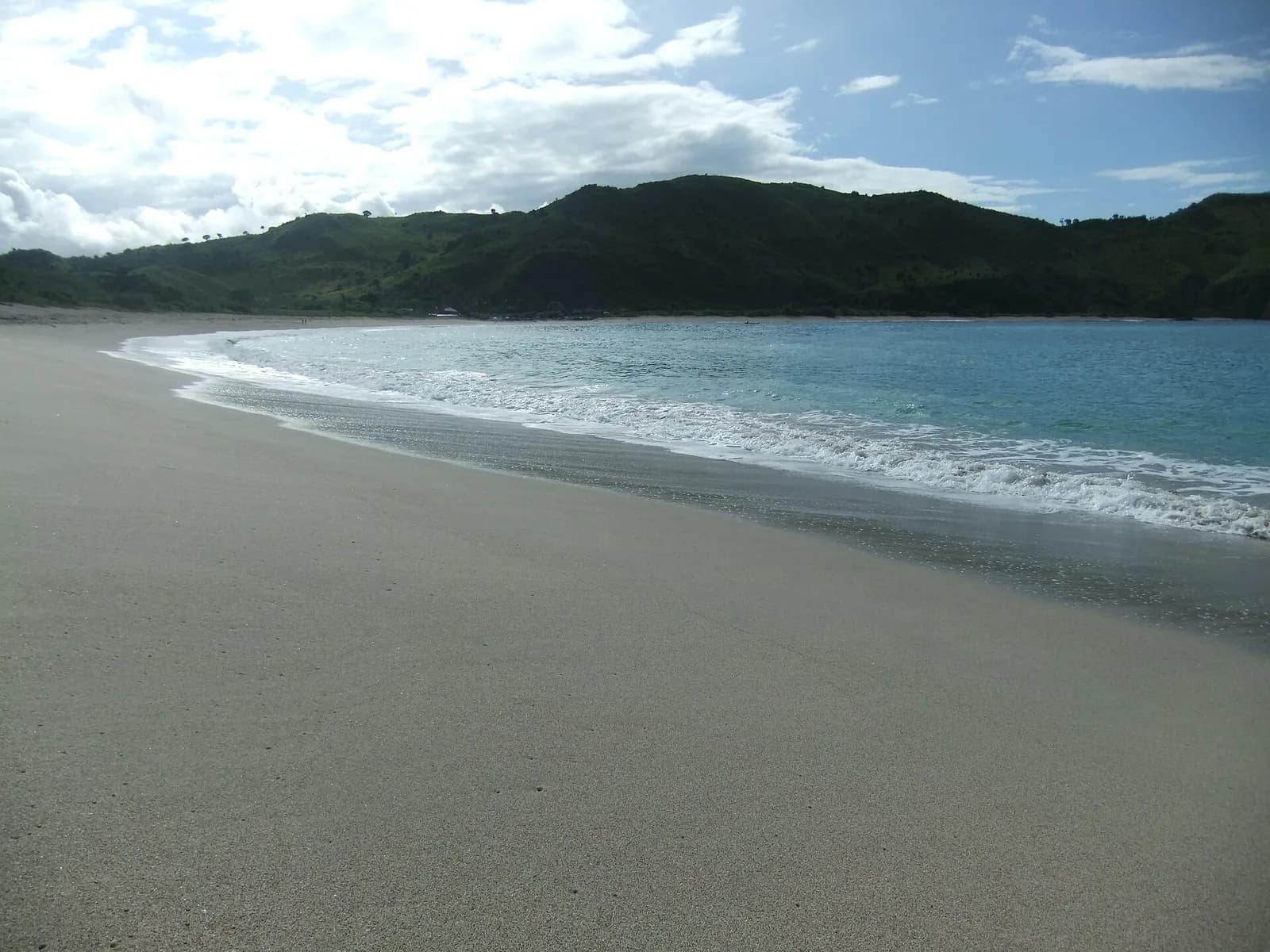 Plage de Mawun et sa baie entourée de collines vertes, sud de Lombok