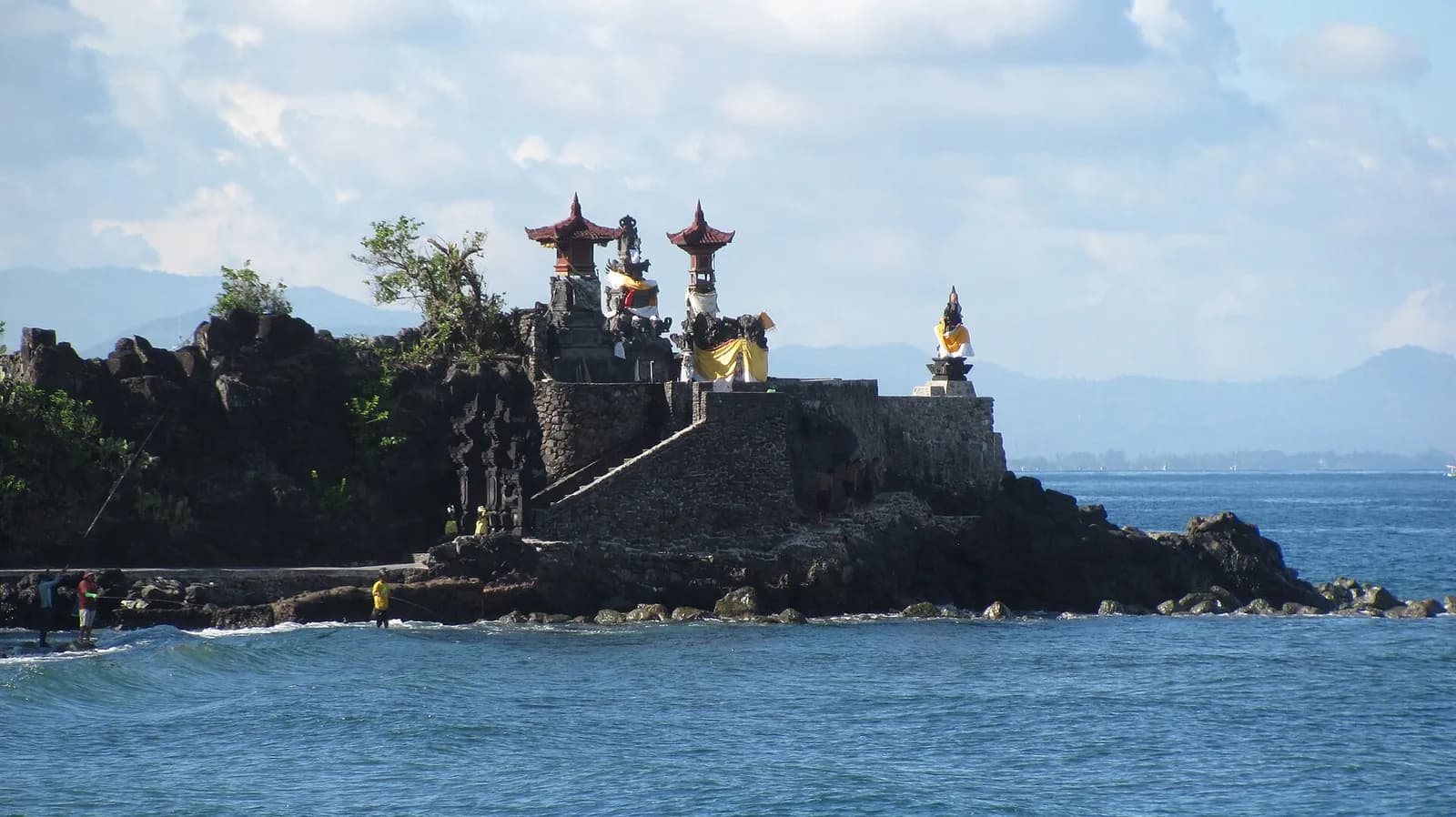 Temple Pura Batu Bolong sur son rocher face à la mer, Senggigi, Lombok