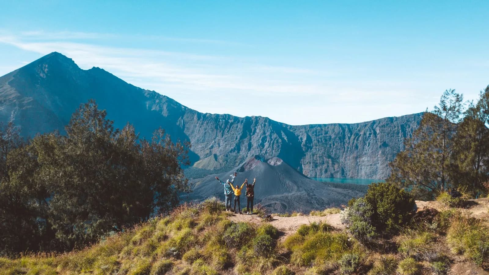 Randonneurs sur la crête du cratère du mont Rinjani, Lombok