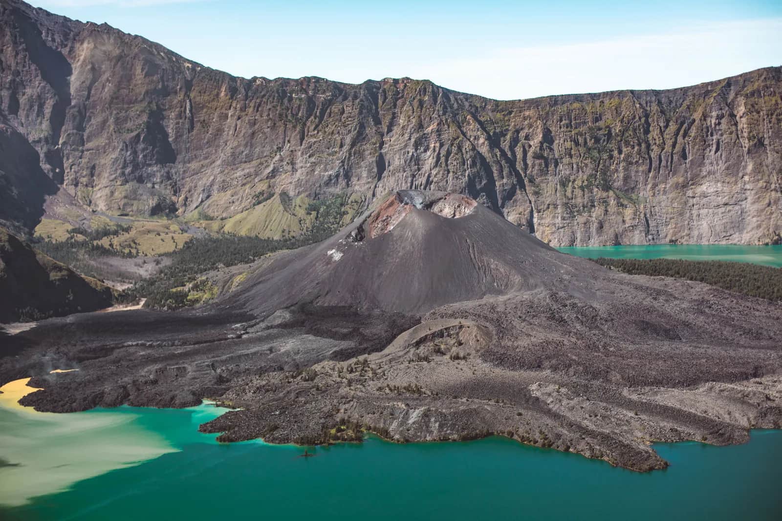 Caldeira du mont Rinjani : lac Segara Anak turquoise et cône volcanique, Lombok