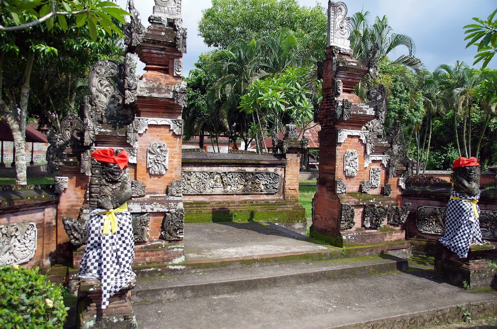 Portes sculptées d'un temple du parc Taman Narmada, près de Mataram