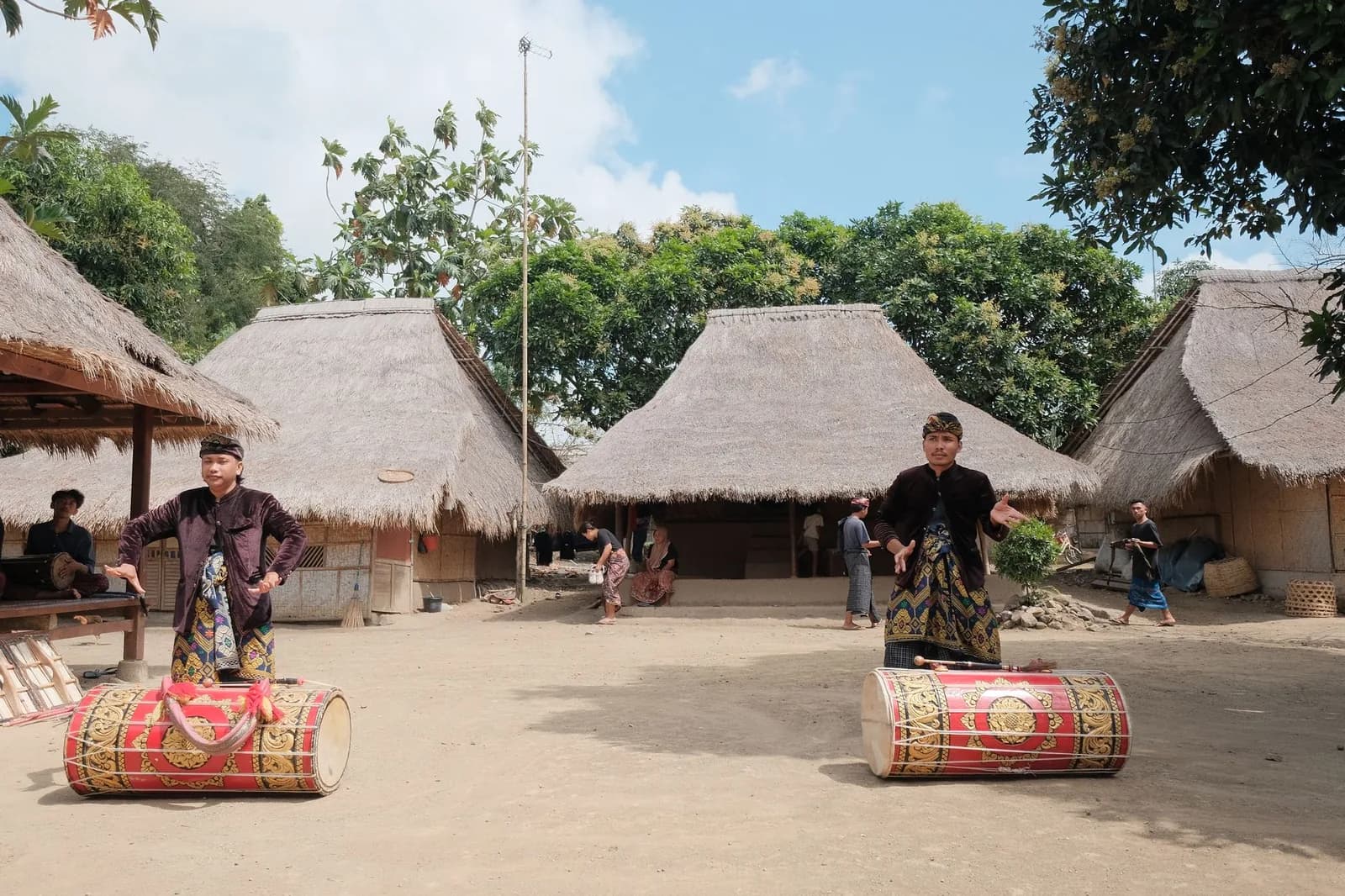 Maisons sasak au toit de chaume et tambours dans un village traditionnel de Lombok
