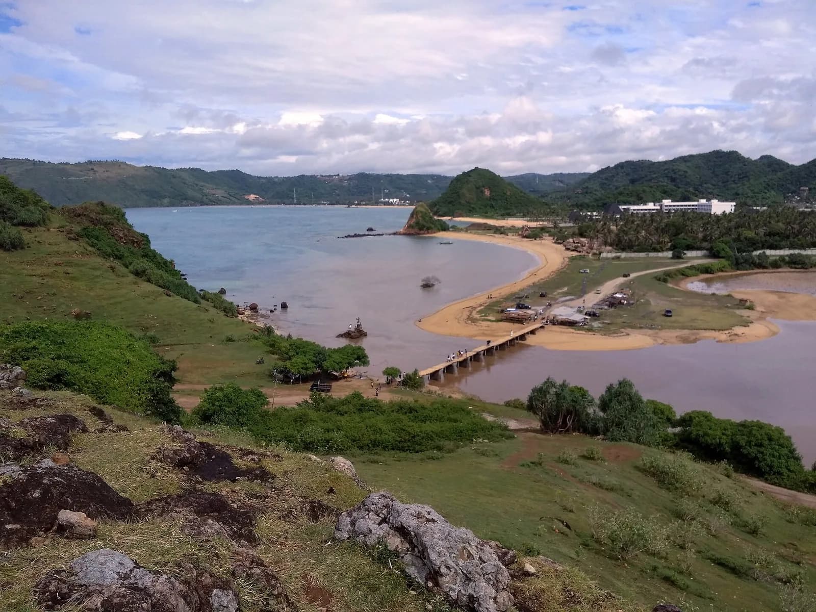 Vue depuis la colline Bukit Merese sur la baie et le pont près de Tanjung Aan, Lombok