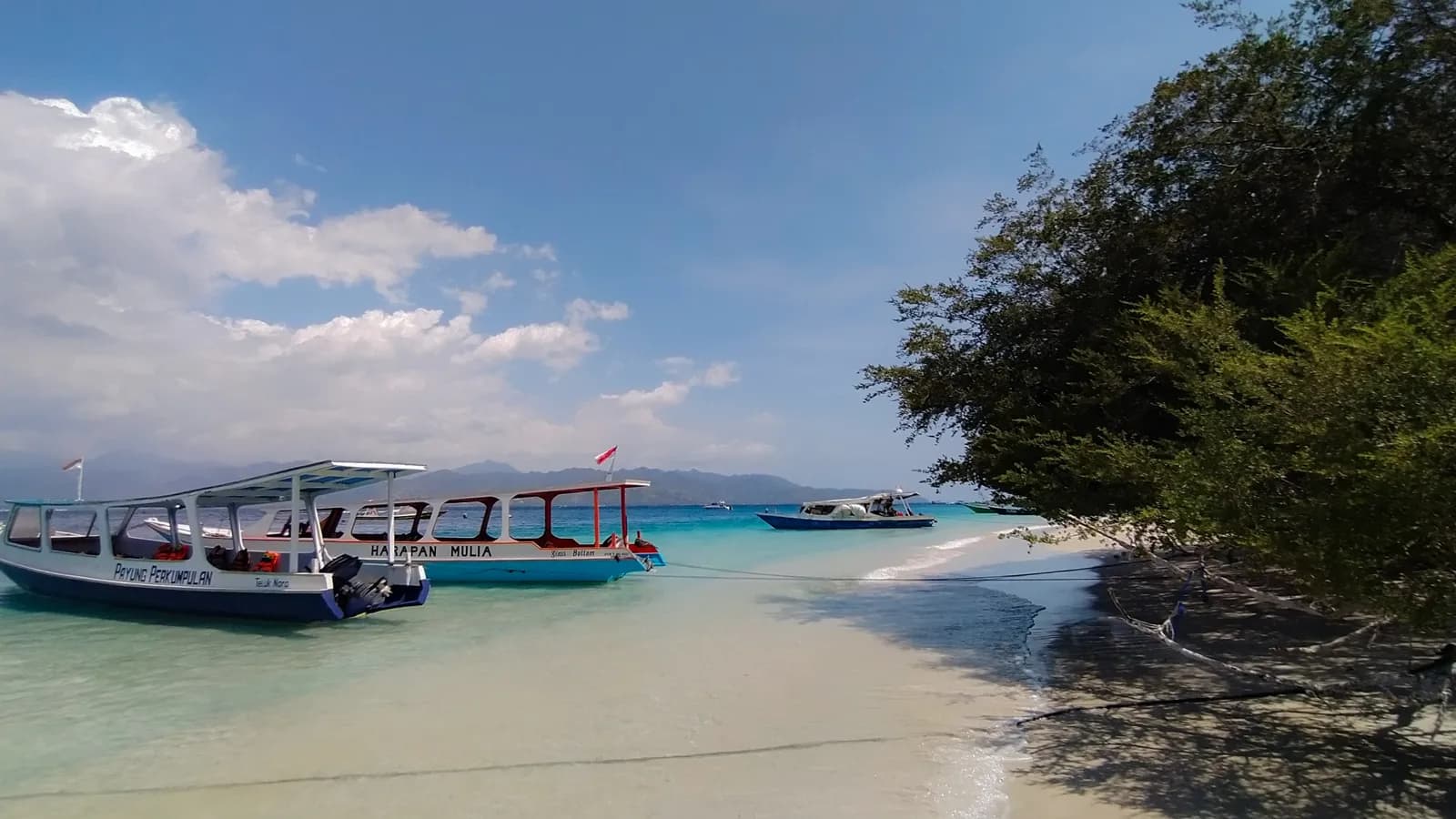 Bateaux amarrés devant la plage est de Gili Trawangan, dans une eau turquoise