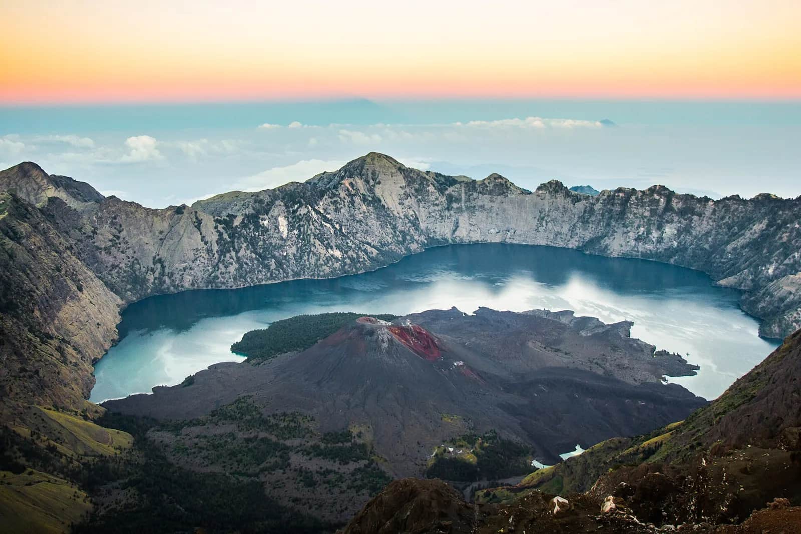 La caldeira du Rinjani au lever du jour : le lac Segara Anak et le cône du Gunung Baru Jari, vus depuis le sommet, à Lombok