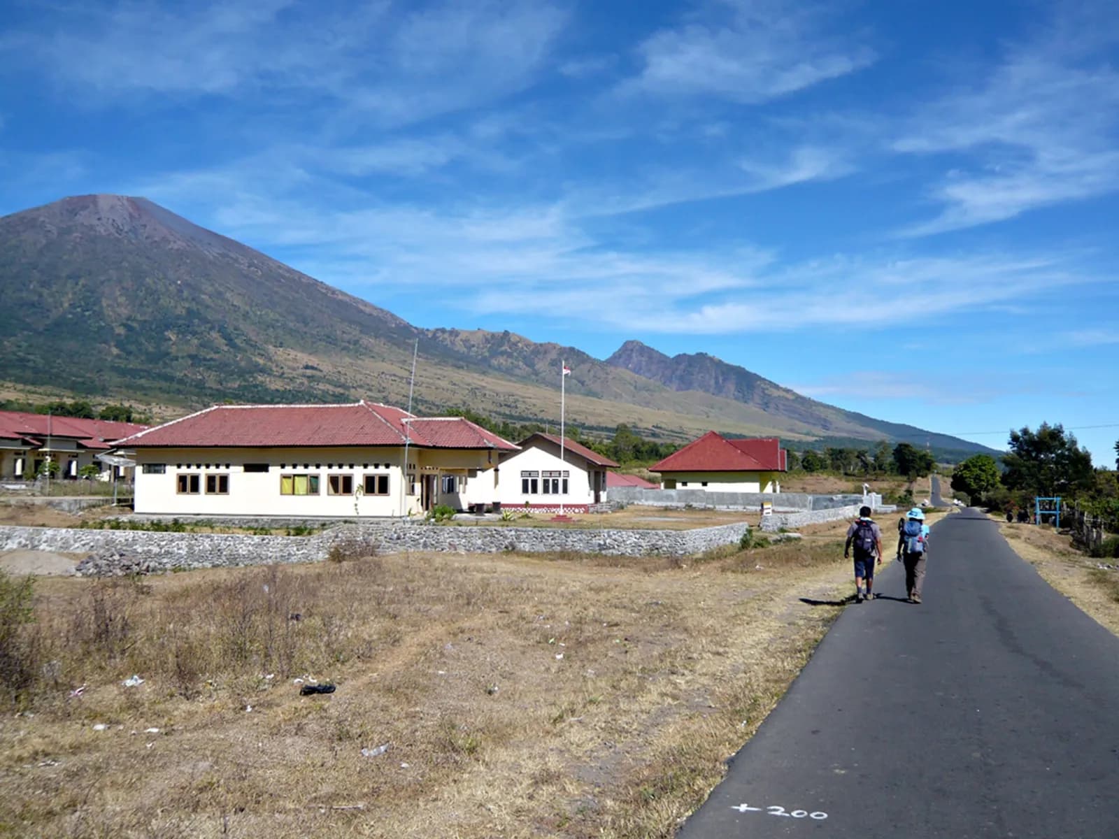 La route de Sembalun Lawang, avec le Rinjani qui domine le village, à Lombok-Est