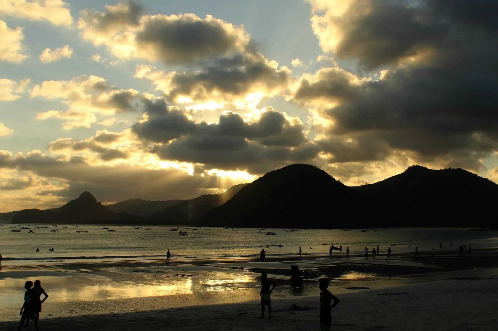 Coucher de soleil sur la baie de Selong Belanak, à Lombok, avec le soleil derrière les collines de l'ouest
