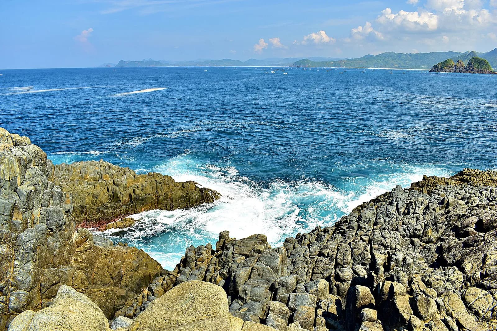 Rochers volcaniques battus par les vagues à Semeti, près de Selong Belanak, sur la côte sud de Lombok
