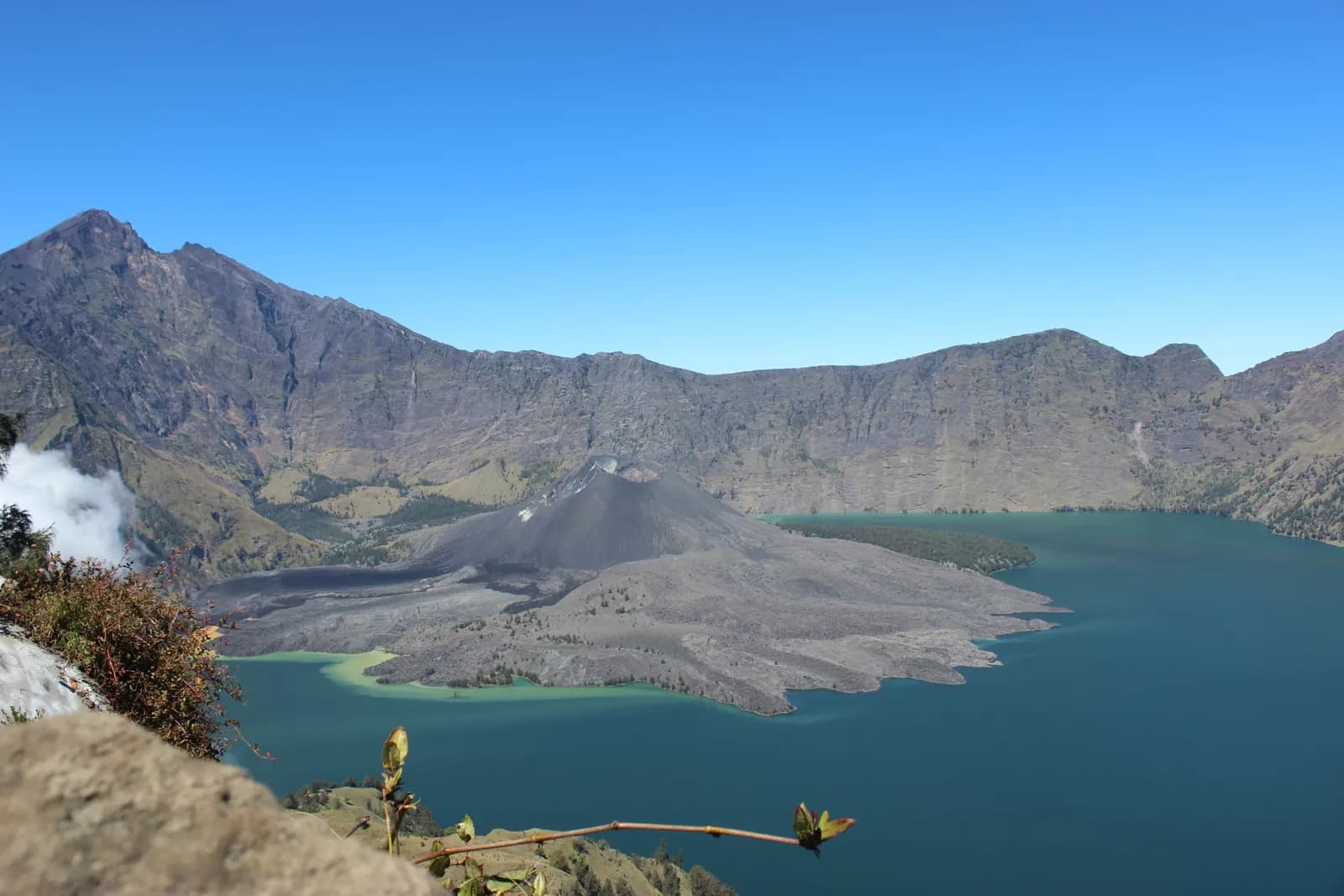 Le lac Segara Anak dans la caldeira du Rinjani, vu depuis le rebord de Pelawangan Senaru