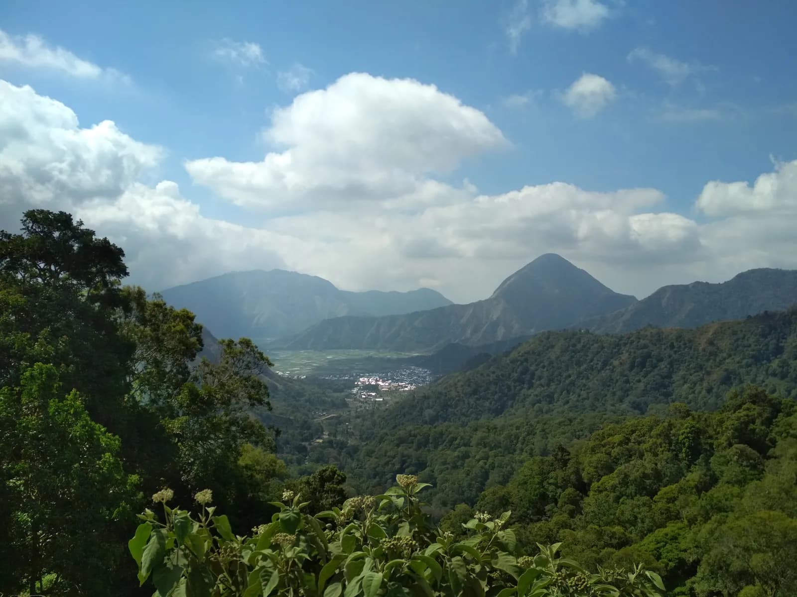 Vue sur la vallée et le village de Sembalun depuis le belvédère de Taman Wisata Pusuk Sembalun, à Lombok-Est