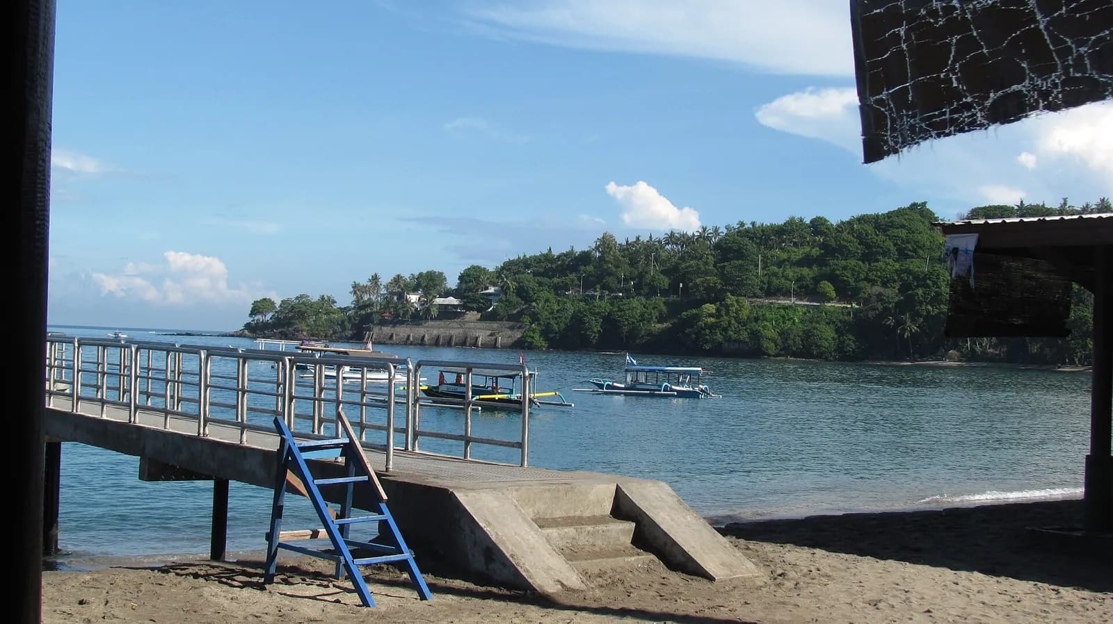 Ponton et bateaux dans le port de Senggigi, sur la côte ouest de Lombok