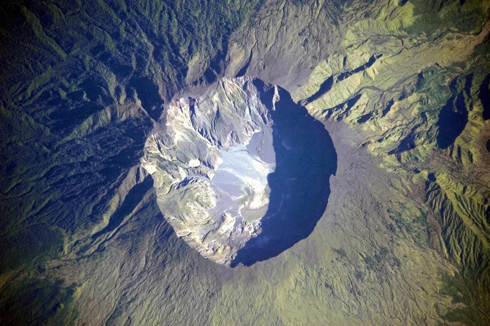 Vue aérienne de la caldeira du mont Tambora, Sumbawa