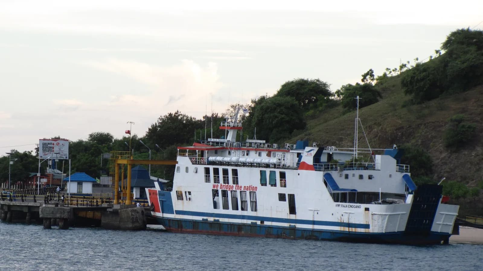 Ferry ASDP amarré au port de Poto Tano, à l'ouest de Sumbawa