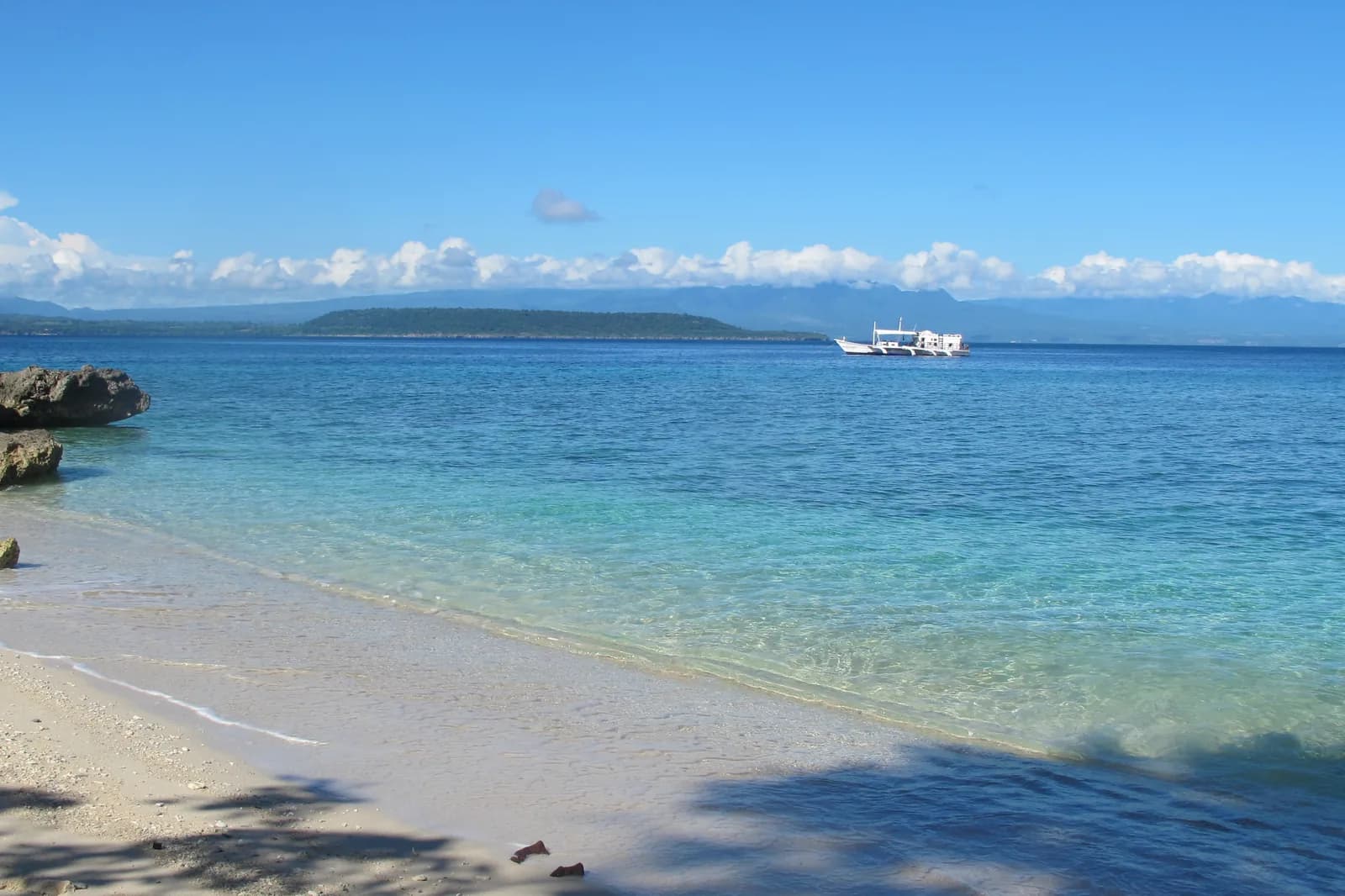 Plage de sable blanc et eau turquoise sur l'île de Moyo, au nord de Sumbawa