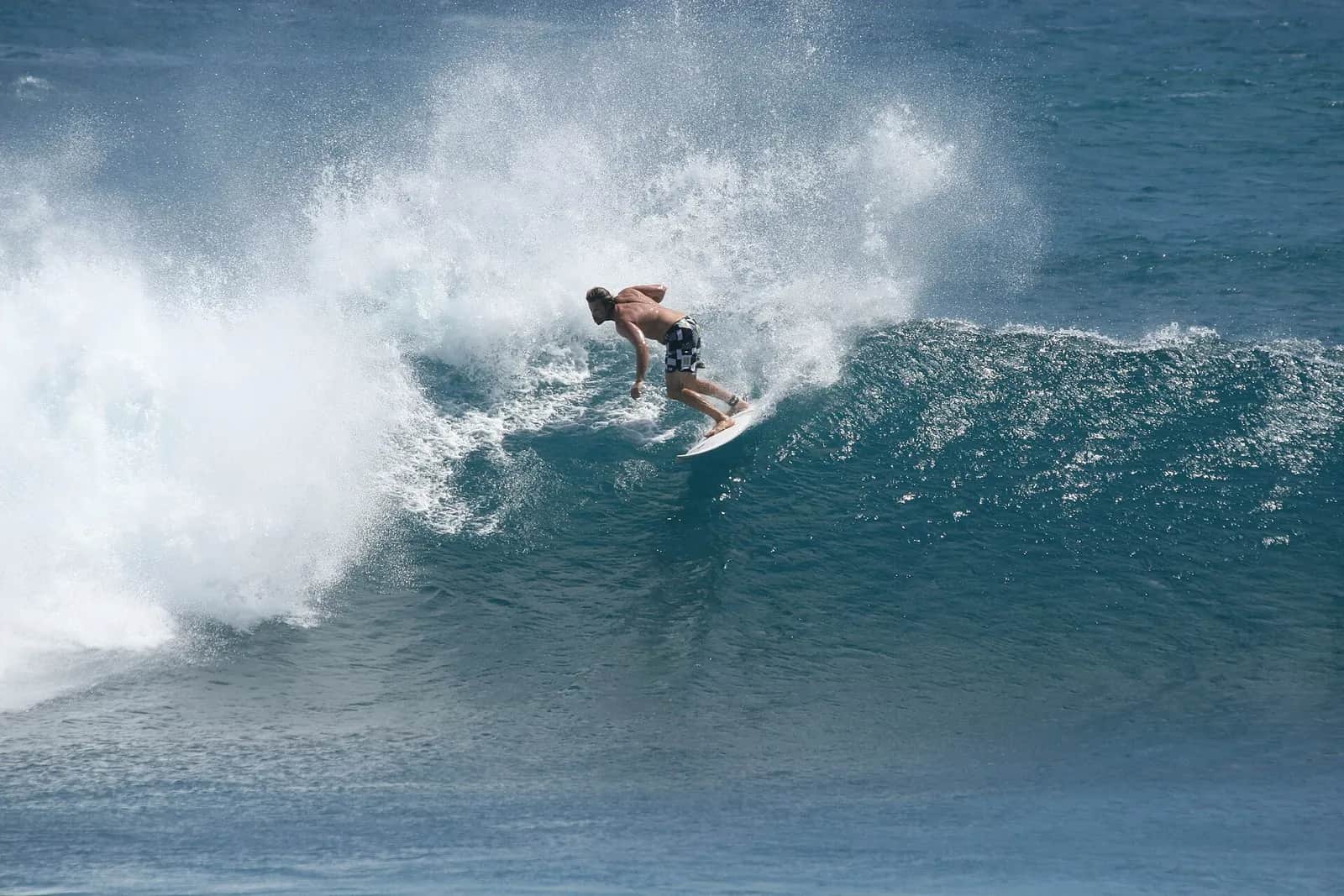 Surfeur sur une vague à Mawi, dans le sud de Lombok