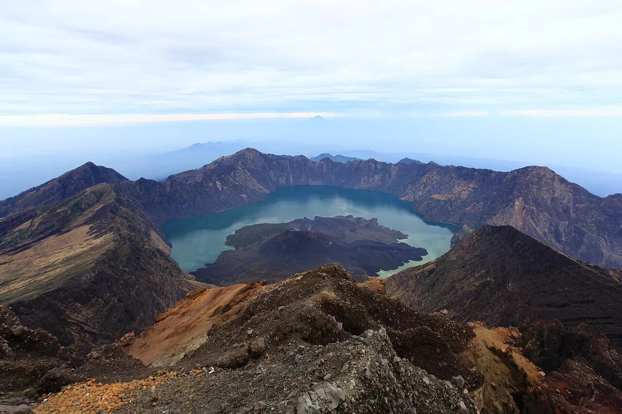 La caldeira du Rinjani et son lac de cratère vus depuis les crêtes du volcan, Lombok