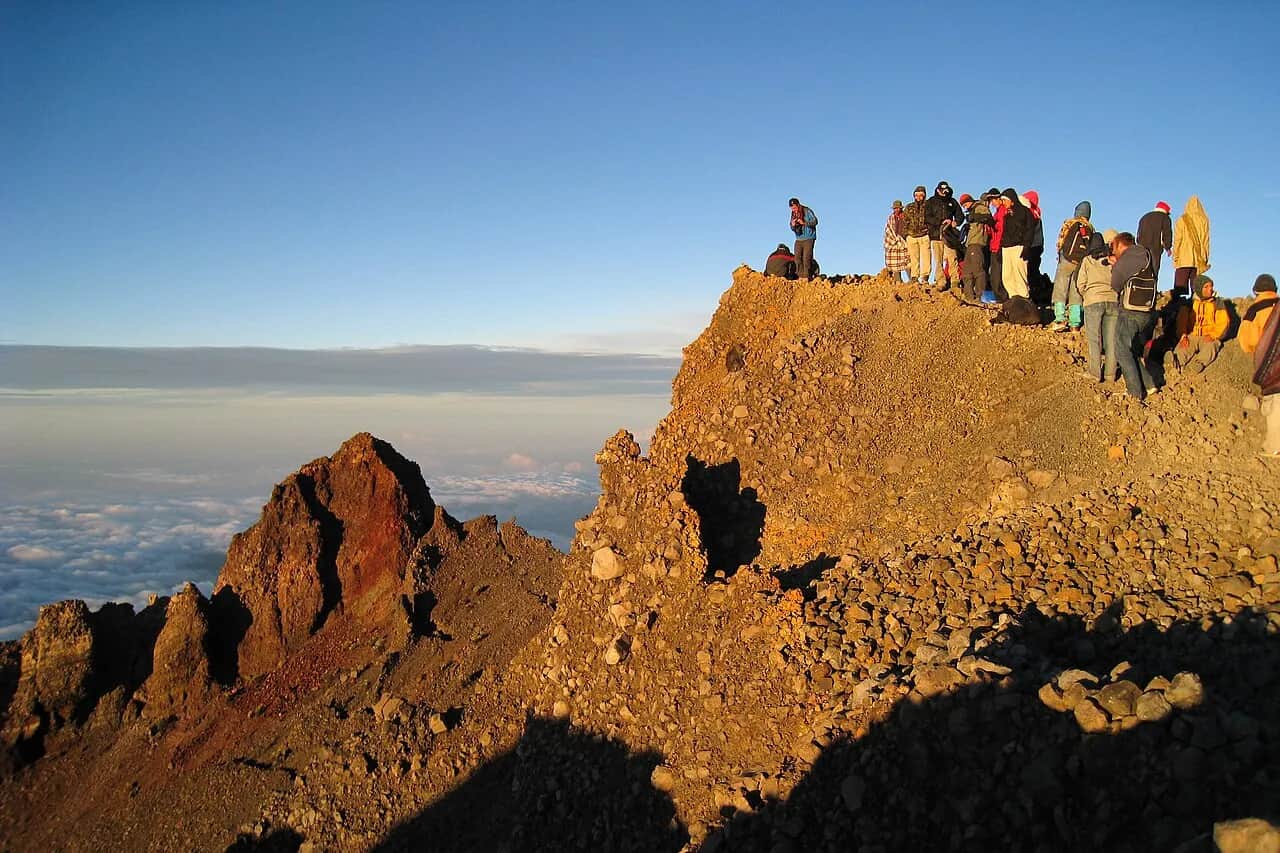Randonneurs au sommet du Gunung Rinjani au lever du soleil, sur l'île de Lombok