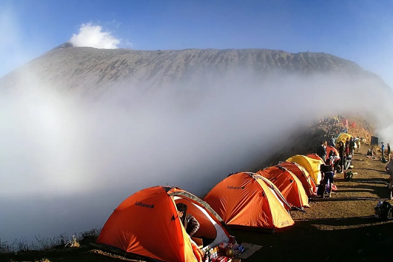 Tentes orange alignées au camp de Pelawangan Sembalun, sur le bord du cratère du Rinjani